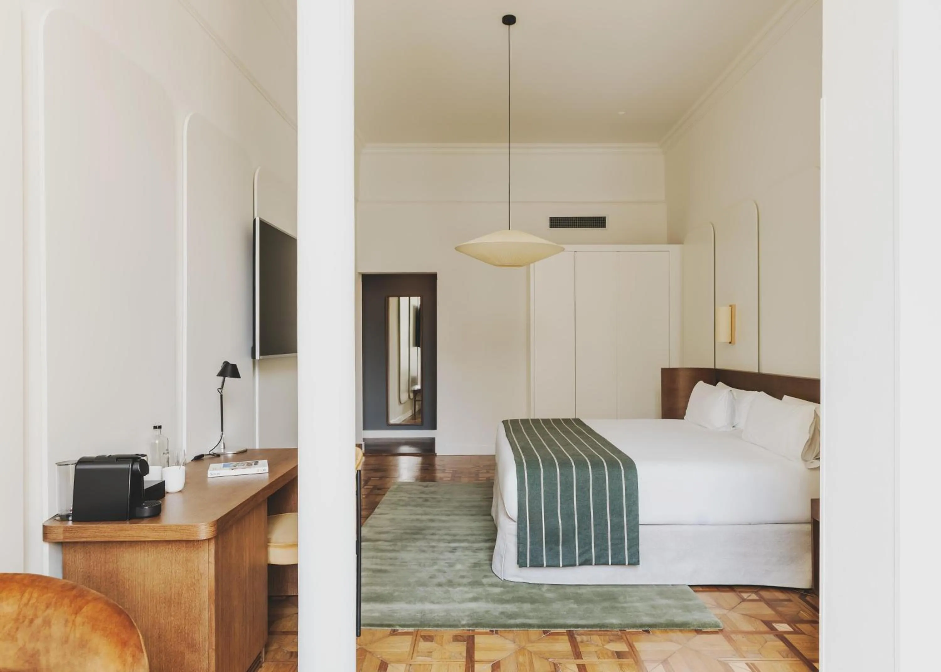 Photo of the whole room, Bed in Hotel Regina Barcelona