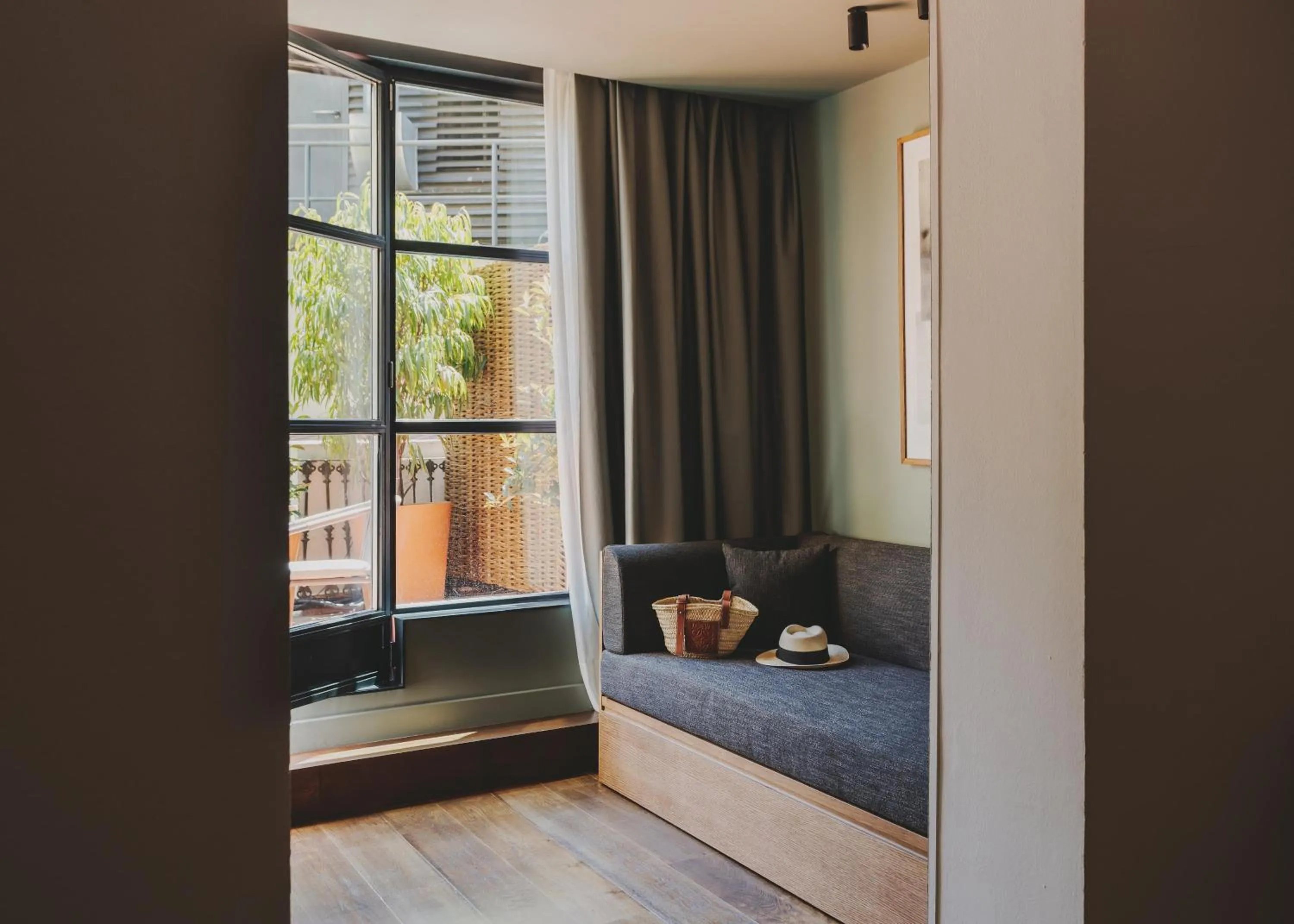 Photo of the whole room, Bed in Hotel Regina Barcelona