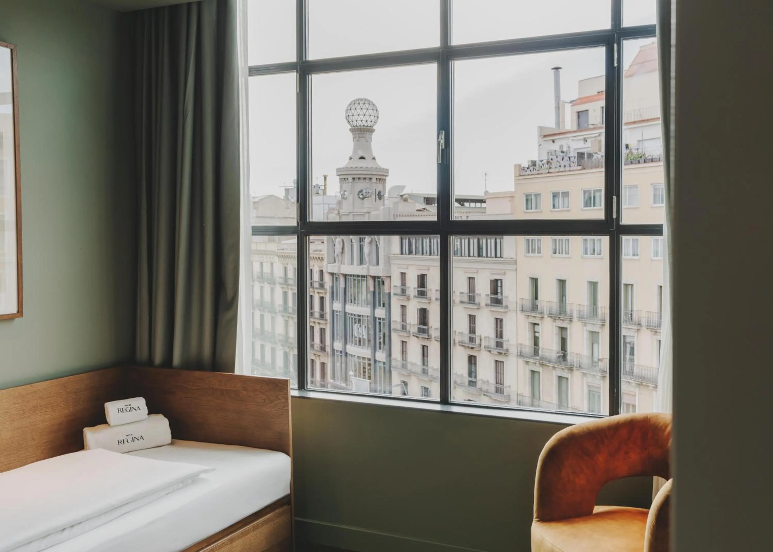 Photo of the whole room, Bed in Hotel Regina Barcelona