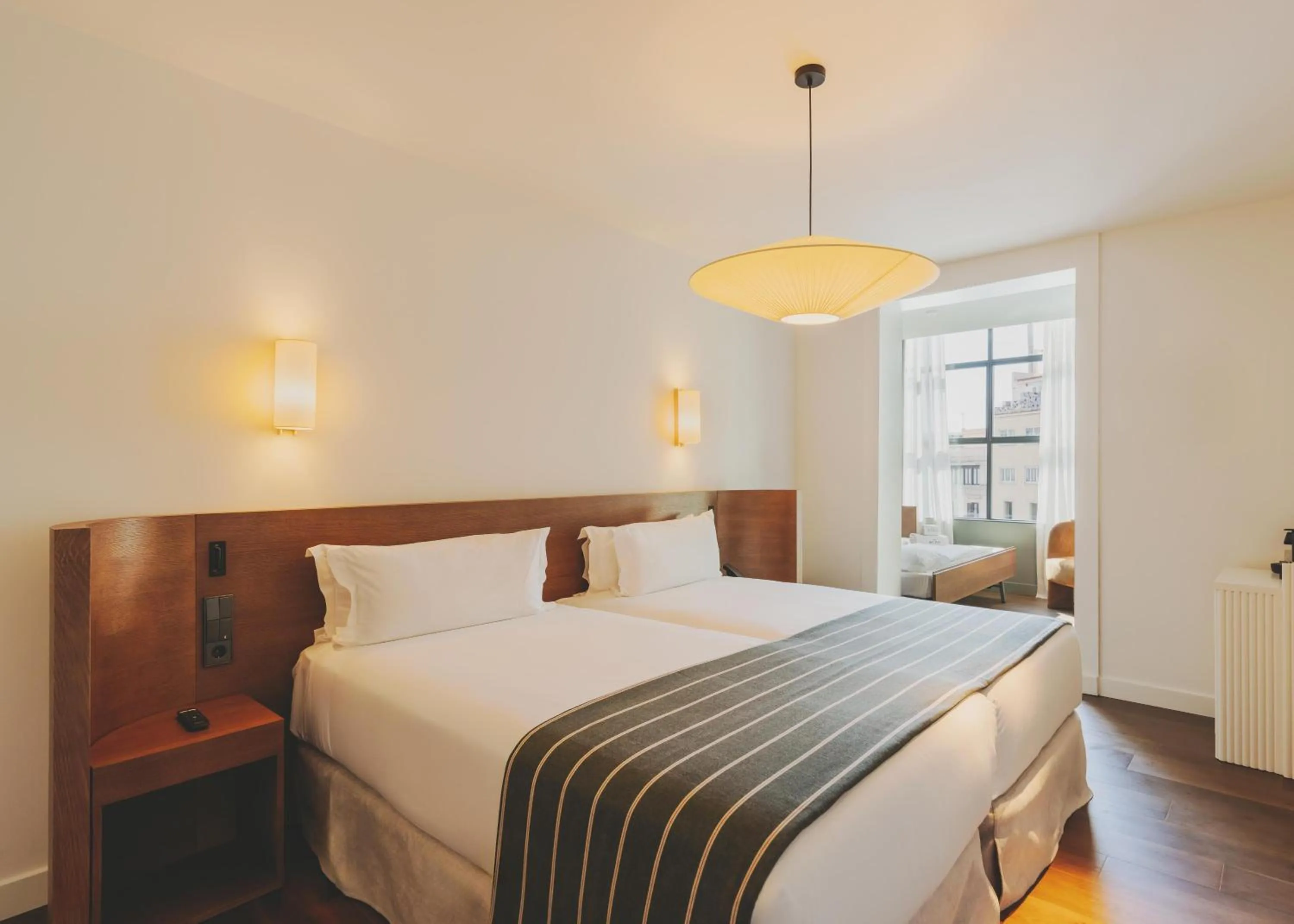 Photo of the whole room, Bed in Hotel Regina Barcelona