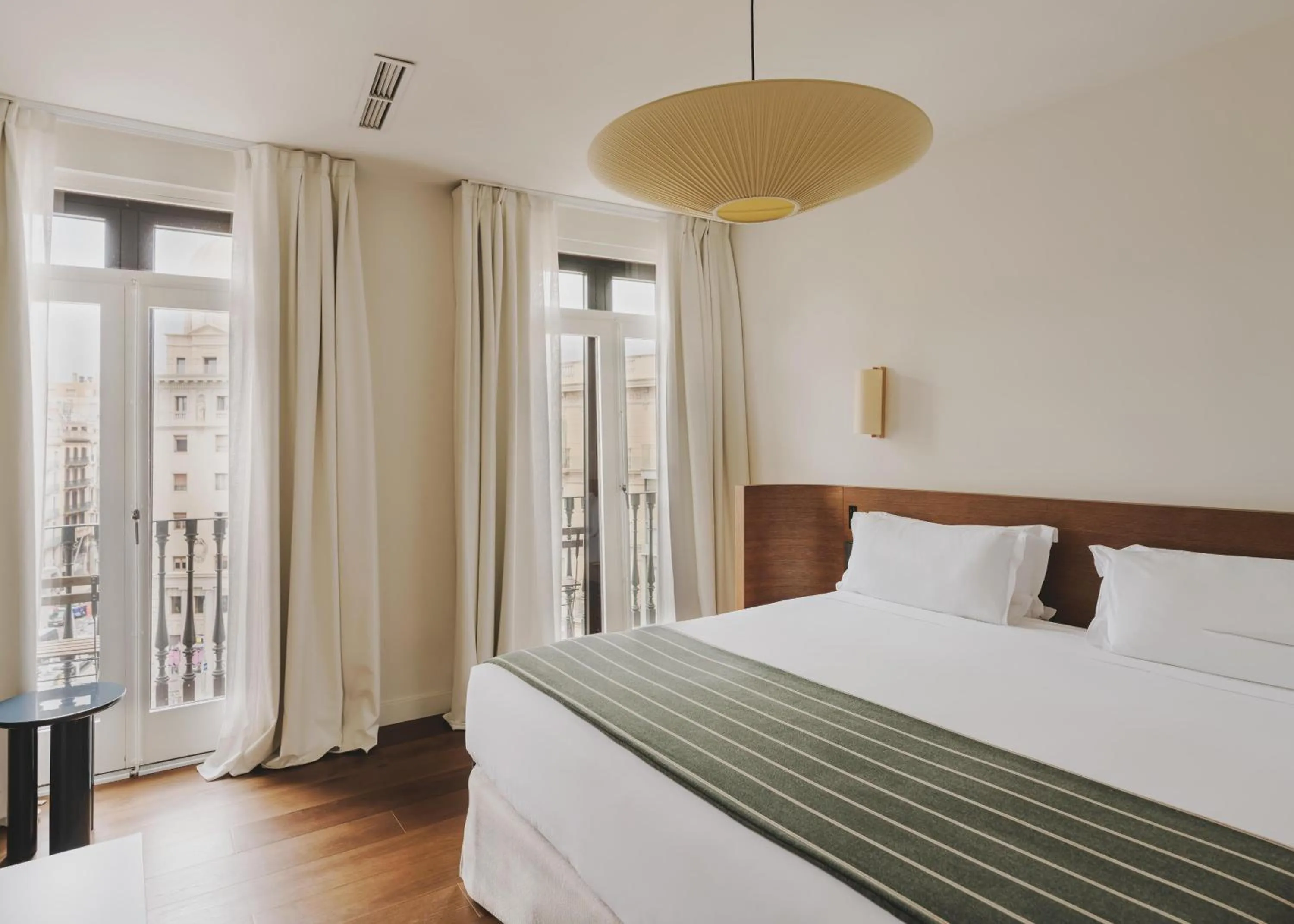 Photo of the whole room, Bed in Hotel Regina Barcelona