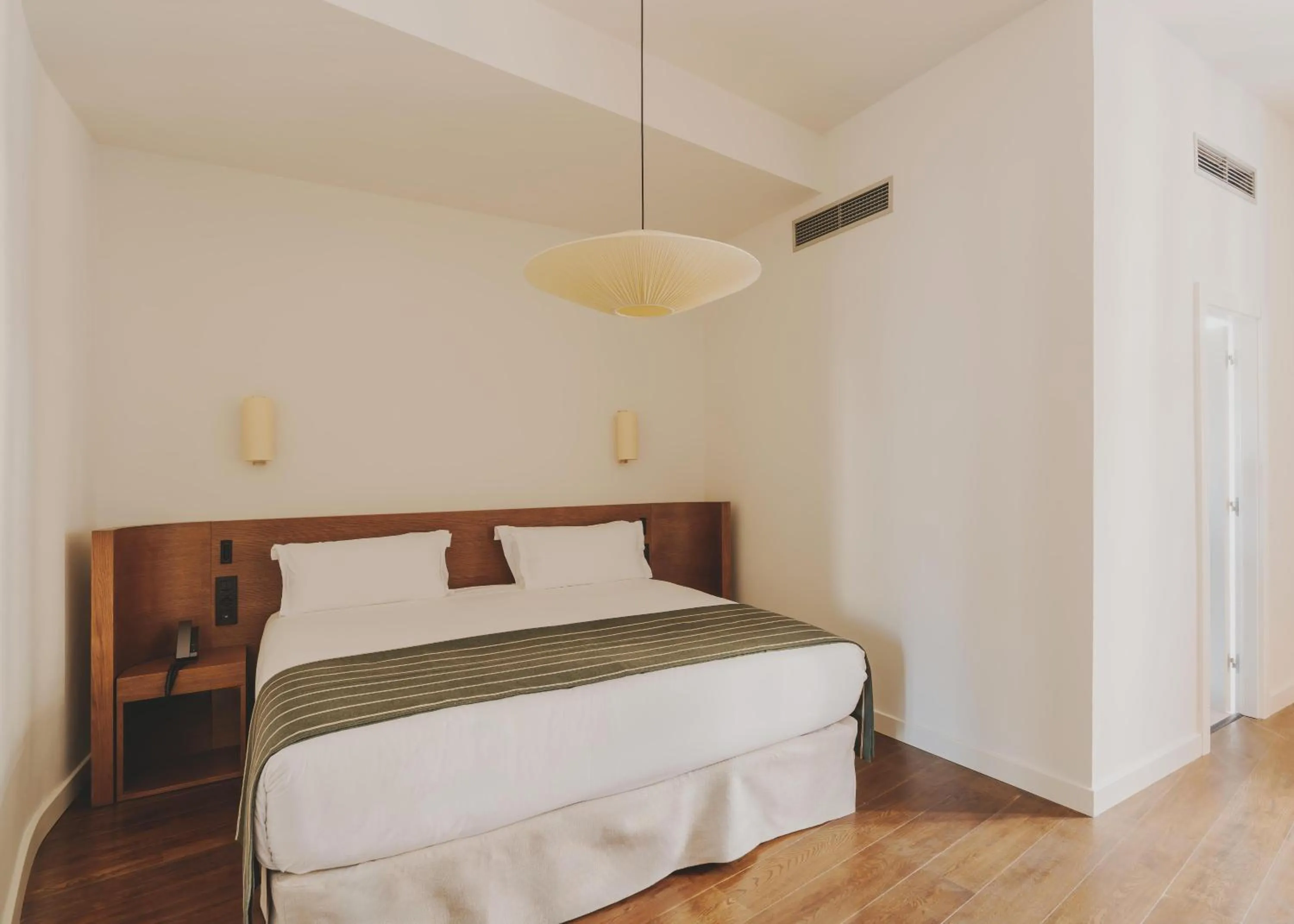 Photo of the whole room, Bed in Hotel Regina Barcelona