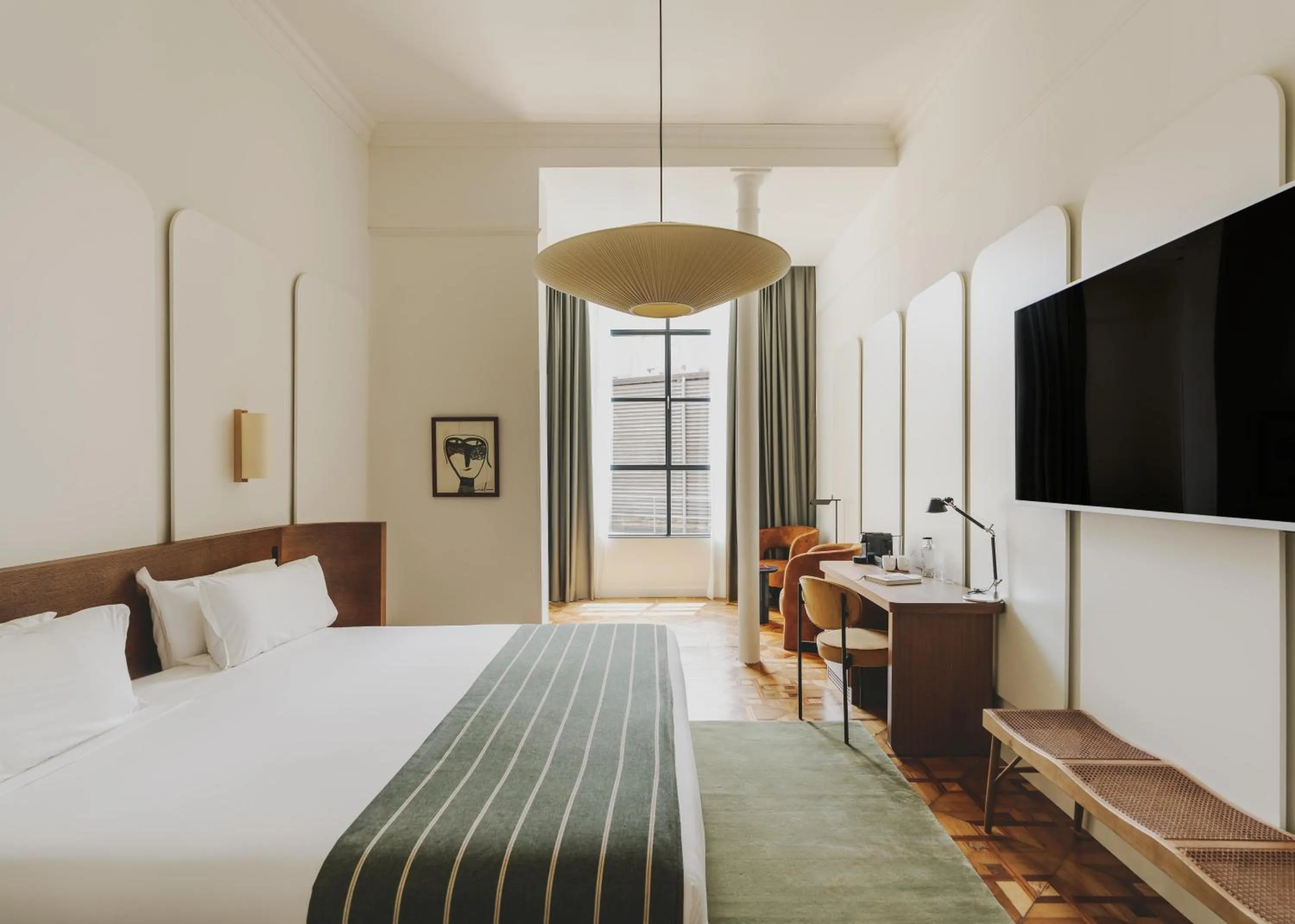 Photo of the whole room, Bed in Hotel Regina Barcelona