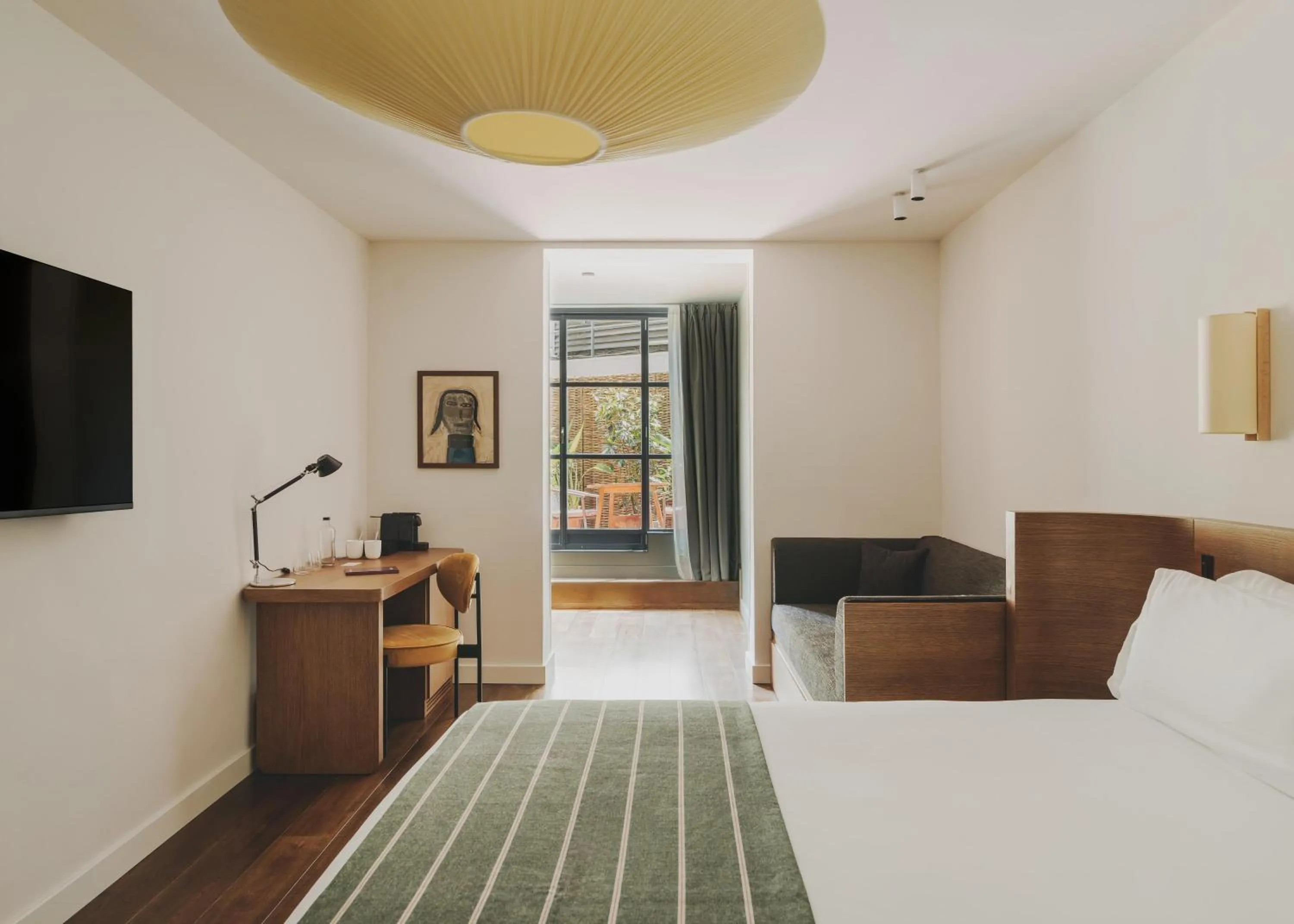 Photo of the whole room, Bed in Hotel Regina Barcelona