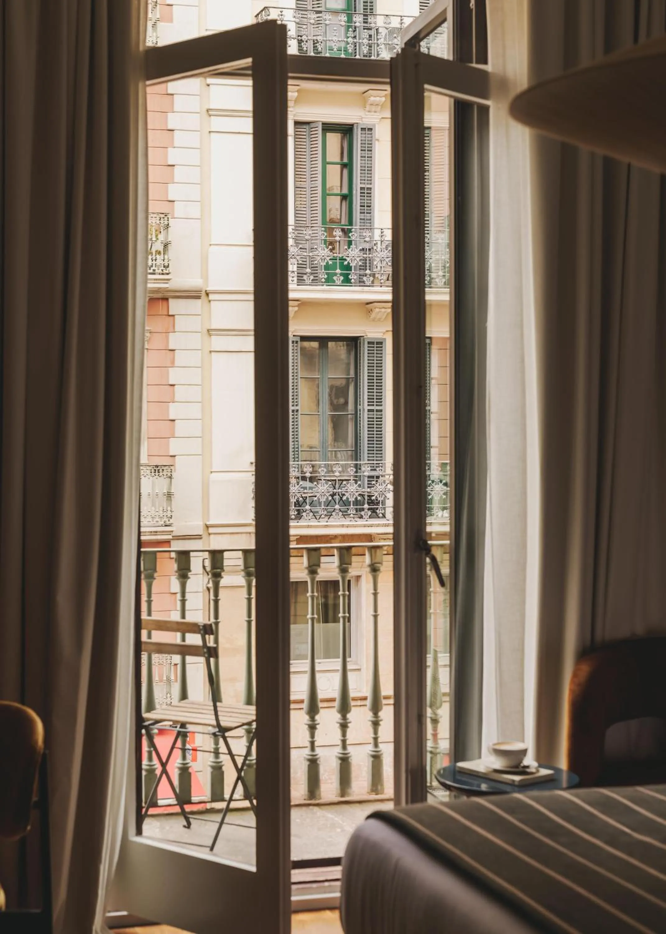 View (from property/room), Bed in Hotel Regina Barcelona