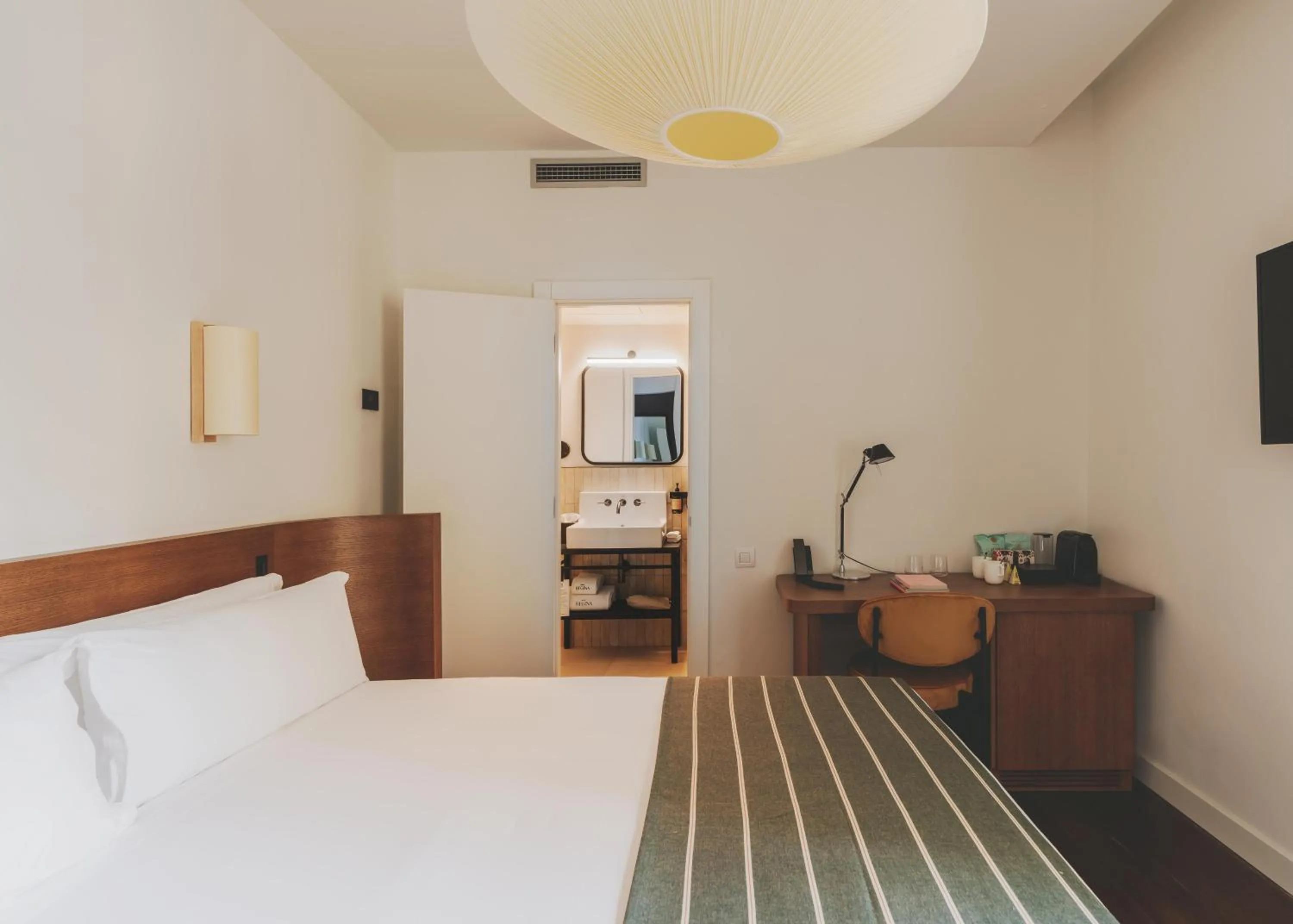 Photo of the whole room, Bed in Hotel Regina Barcelona