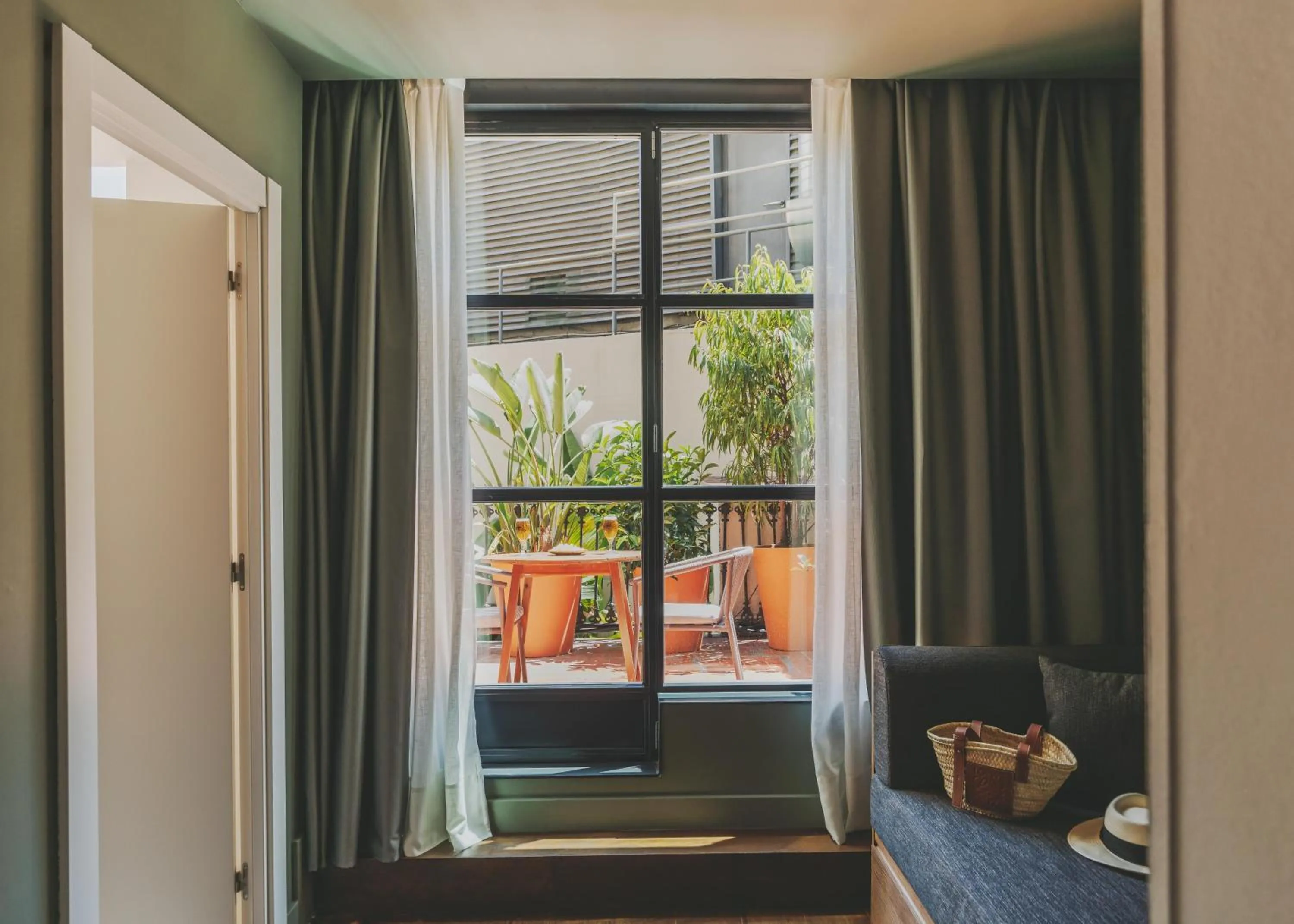 Photo of the whole room in Hotel Regina Barcelona