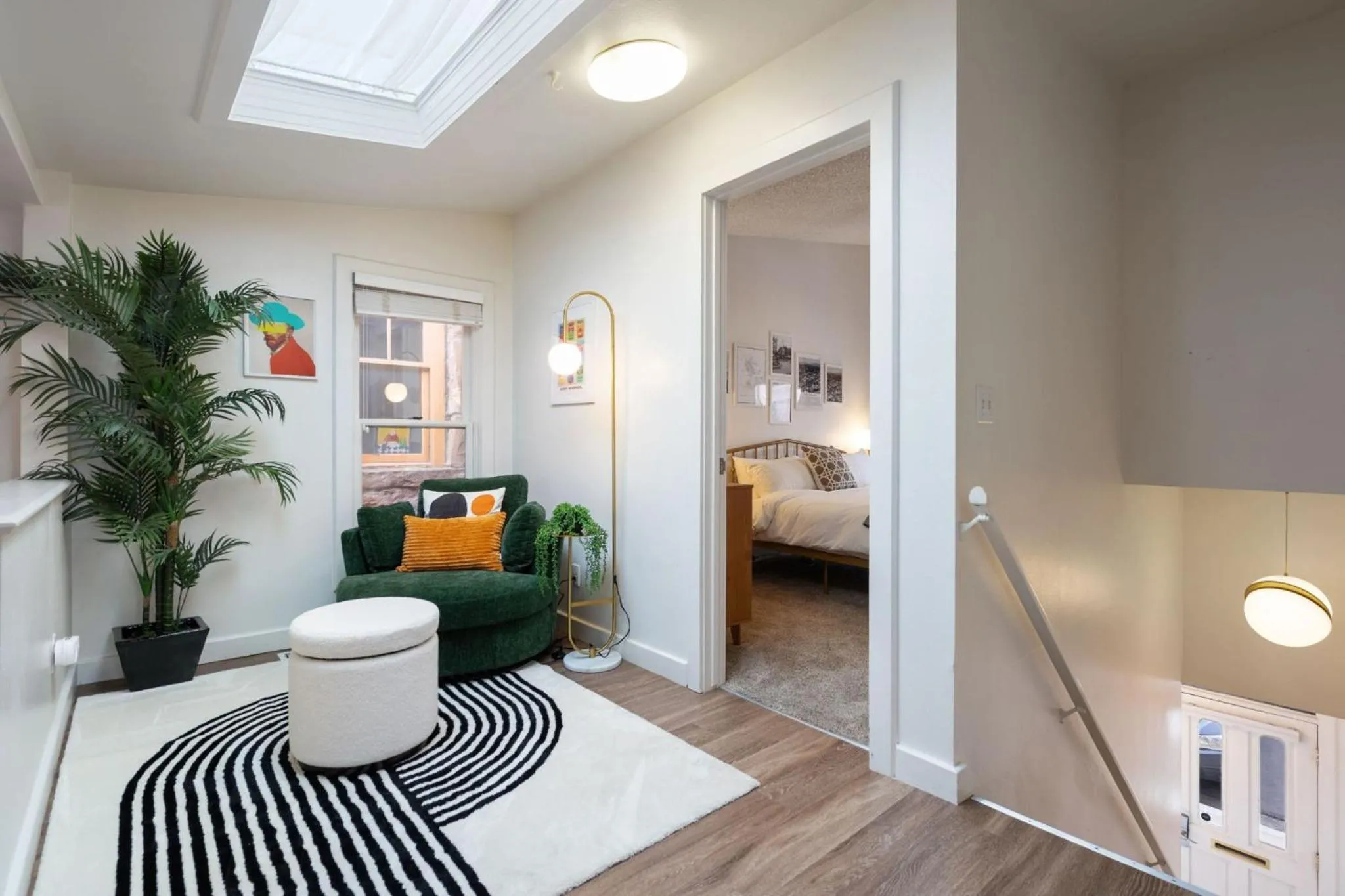 Pine Street Loft Steps from Old Town Square