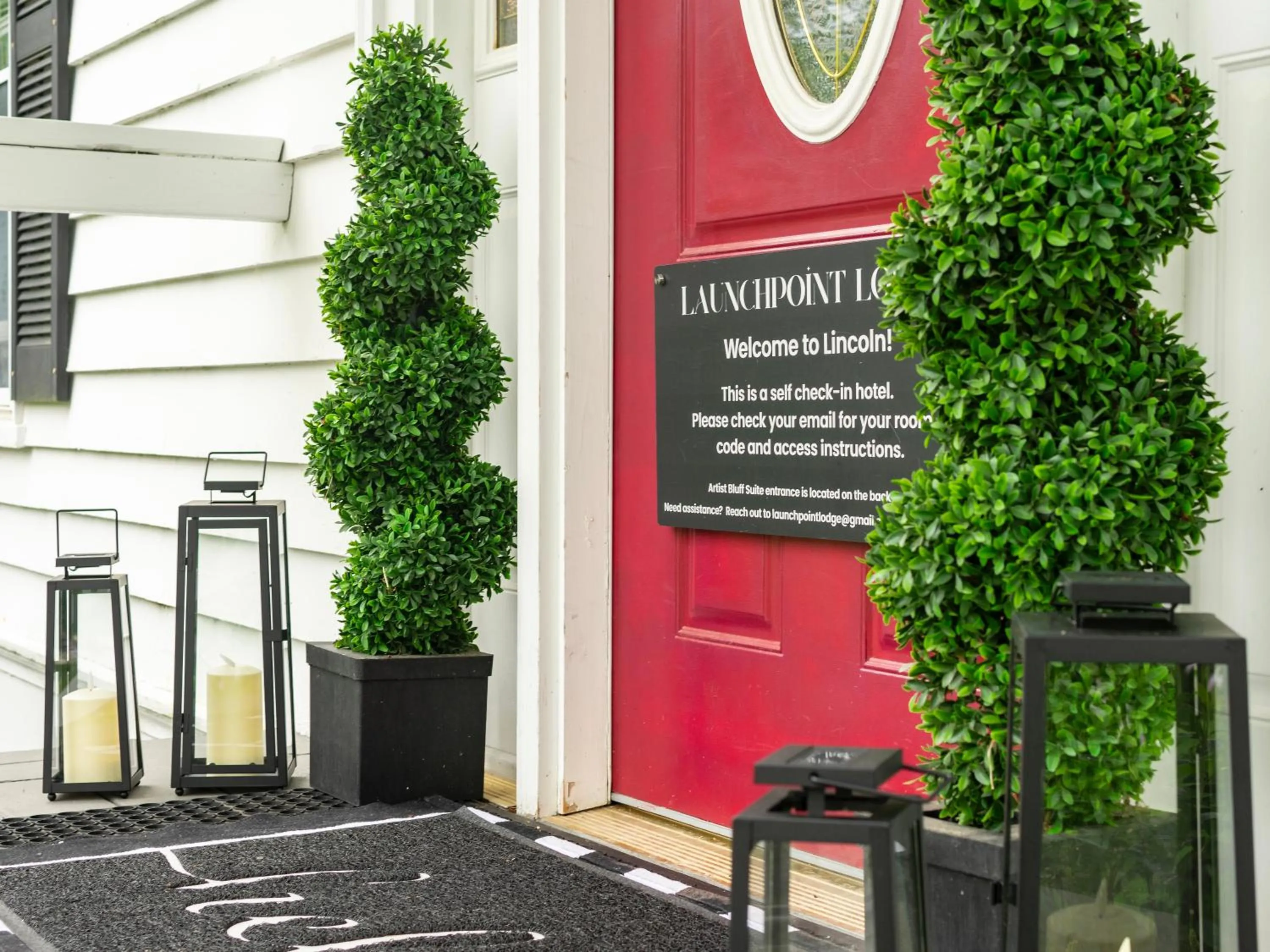 Facade/entrance in Launchpoint Lodge