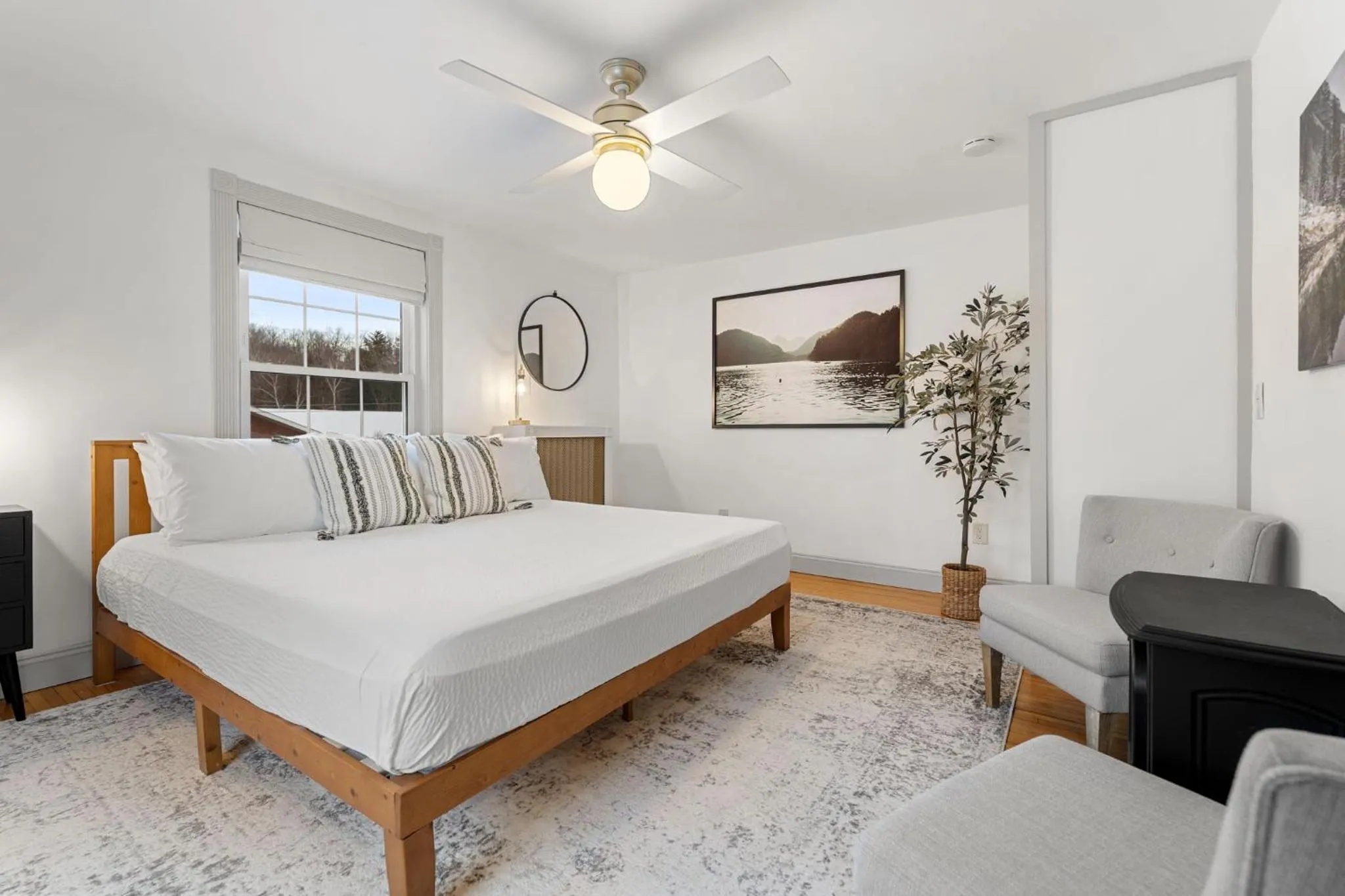 Photo of the whole room, Bed in Launchpoint Lodge