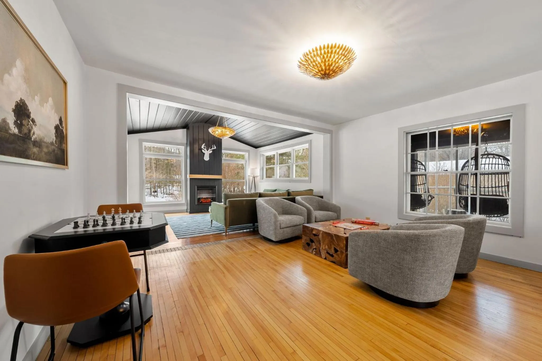 Communal lounge/ TV room in Launchpoint Lodge