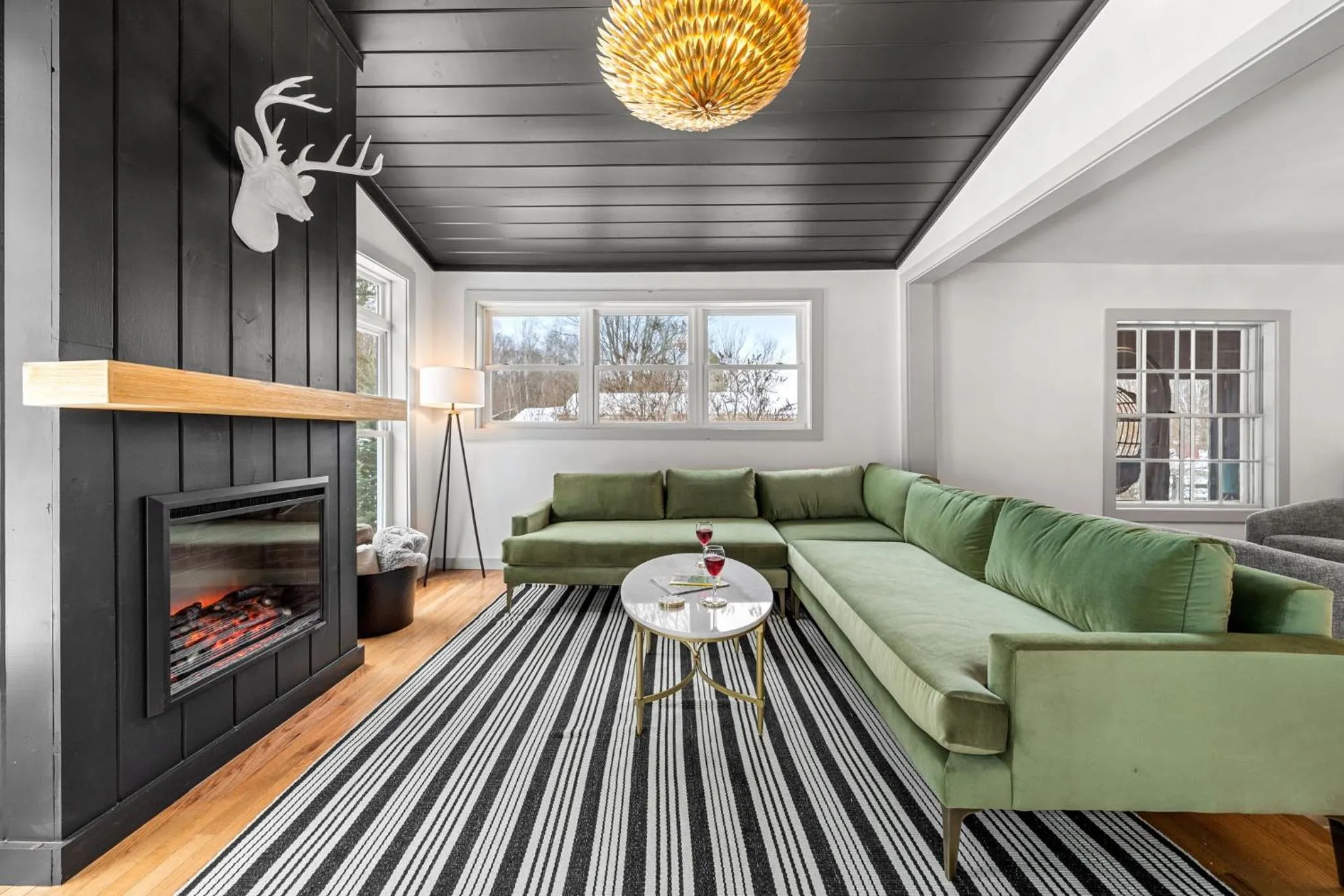 Communal lounge/ TV room in Launchpoint Lodge