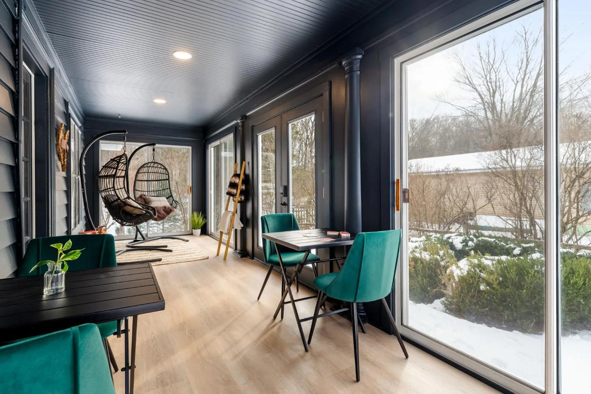 Communal lounge/ TV room in Launchpoint Lodge