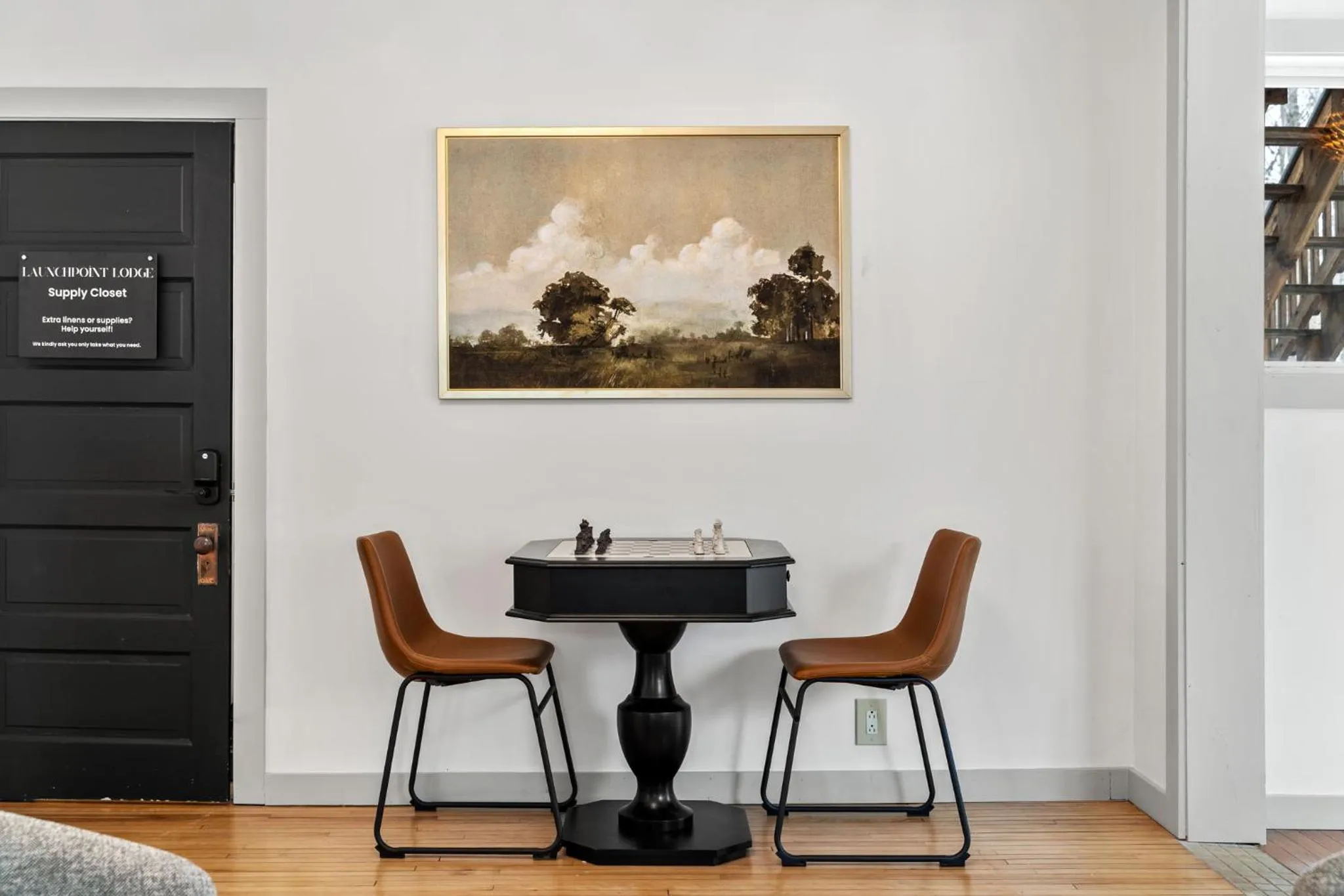 Communal lounge/ TV room in Launchpoint Lodge