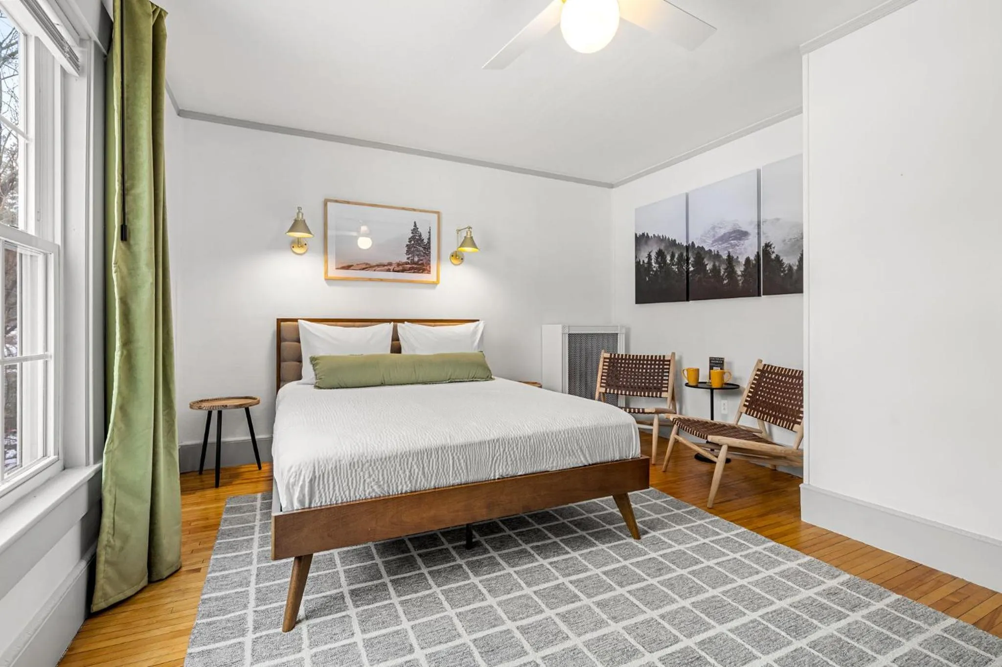 Photo of the whole room, Bed in Launchpoint Lodge