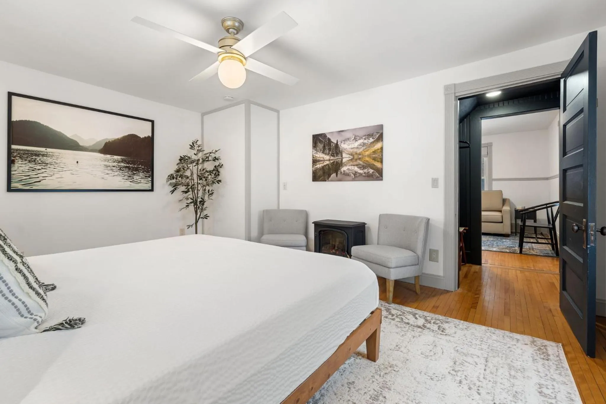 Photo of the whole room, Bed in Launchpoint Lodge