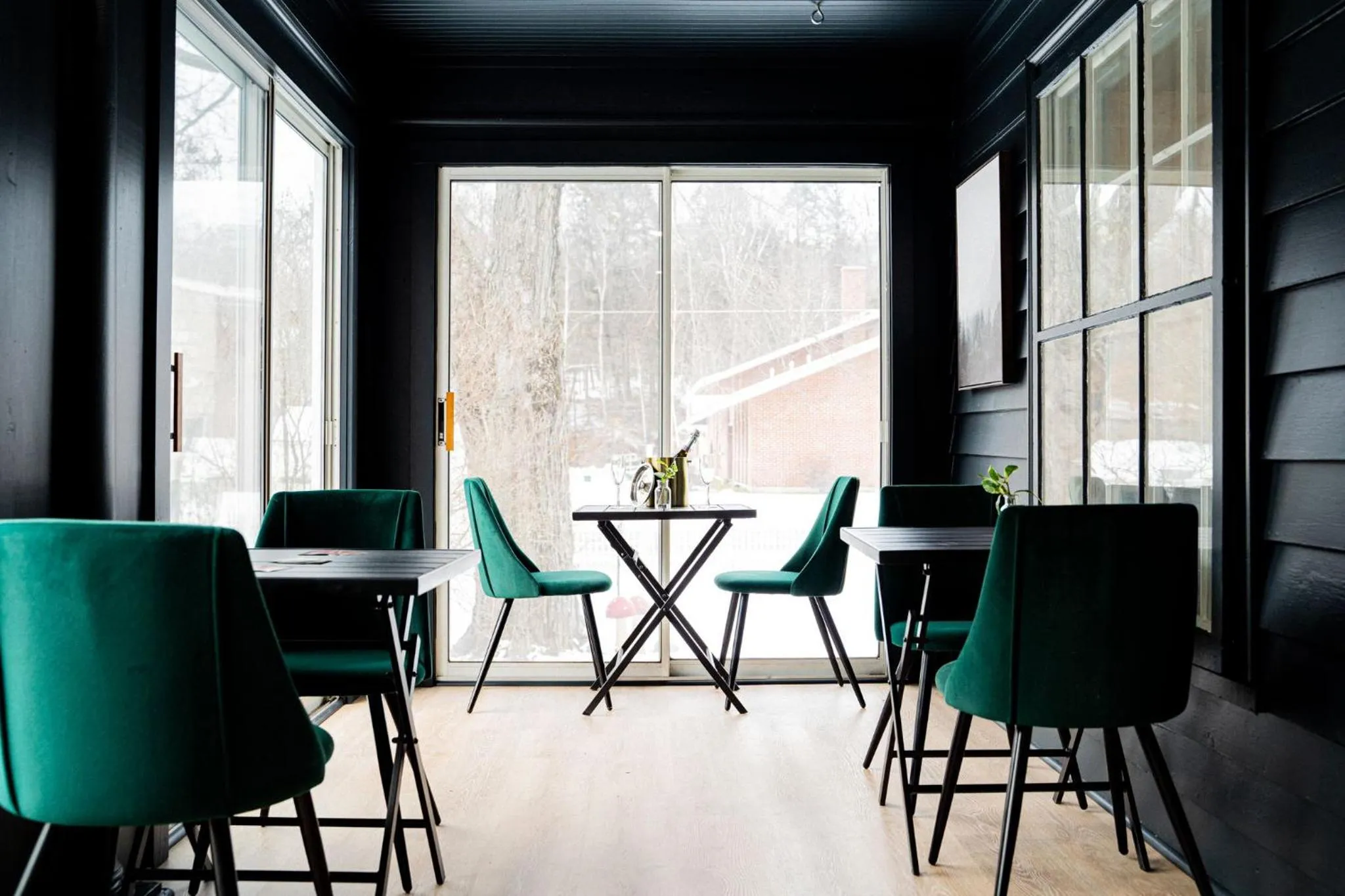 Communal lounge/ TV room in Launchpoint Lodge