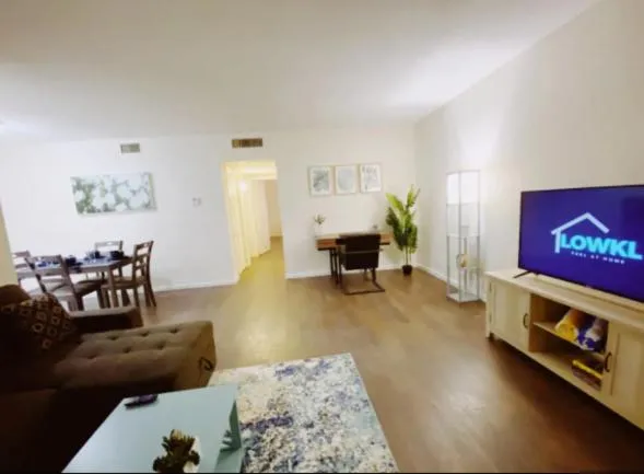 TV and multimedia in Bayview Regency Apartments By Lowkl