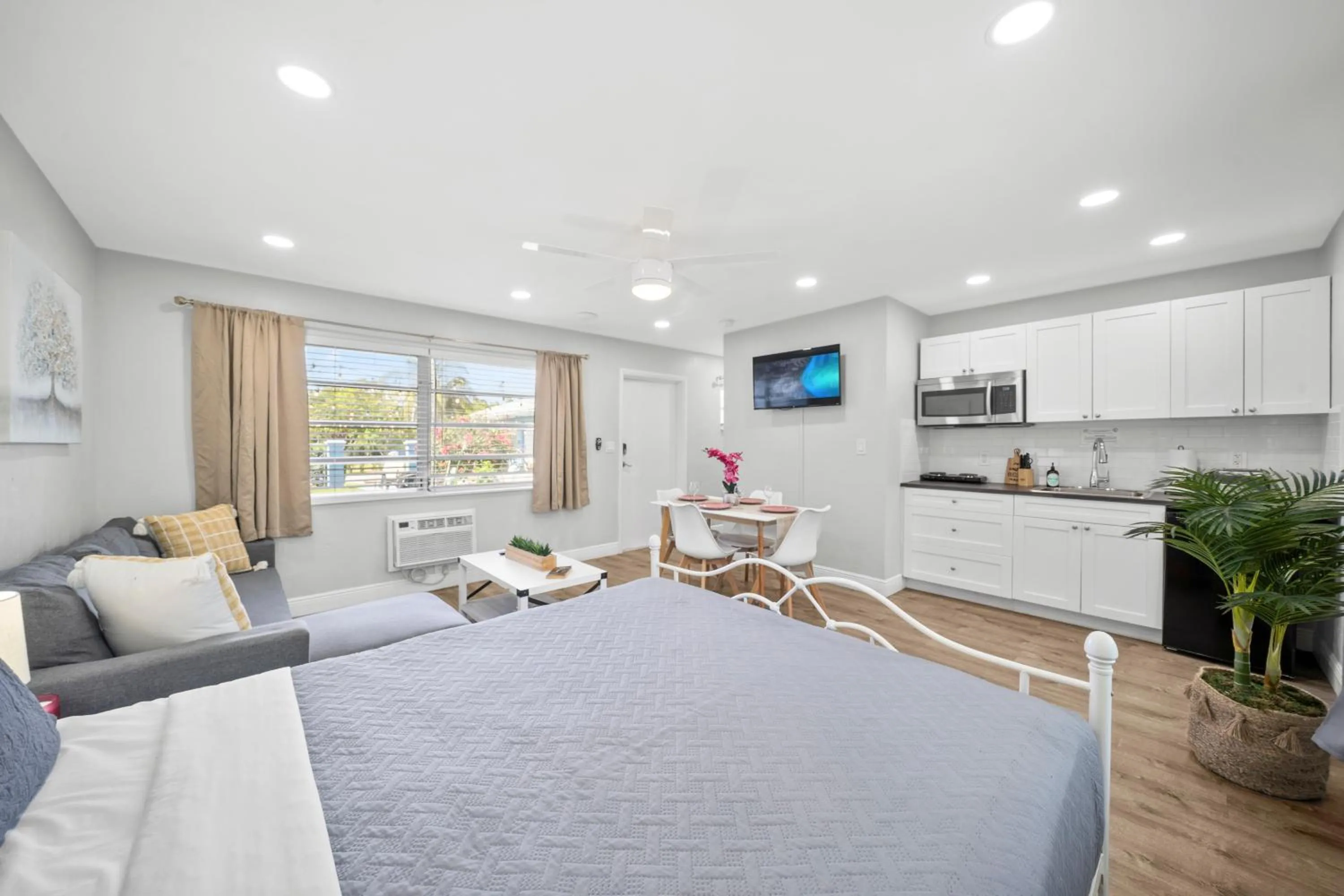 Bayview Regency Apartments By Lowkl