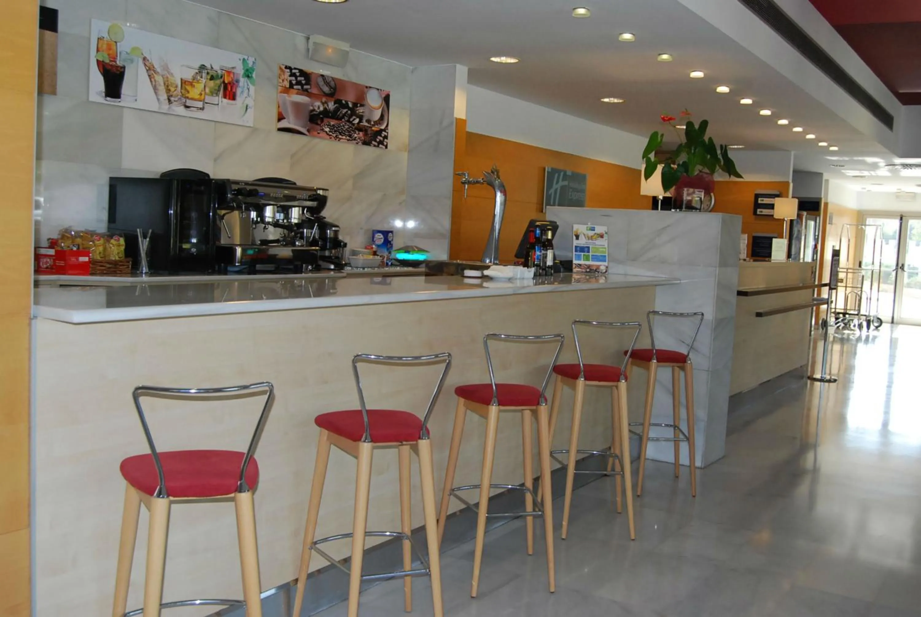 Lounge or bar in Holiday Inn Express Valencia Bonaire by IHG
