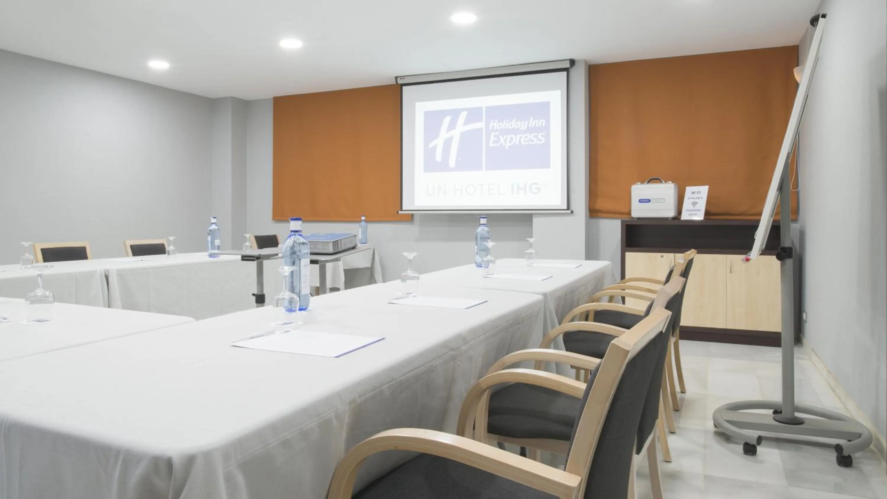 Meeting/conference room in Holiday Inn Express Valencia Bonaire by IHG