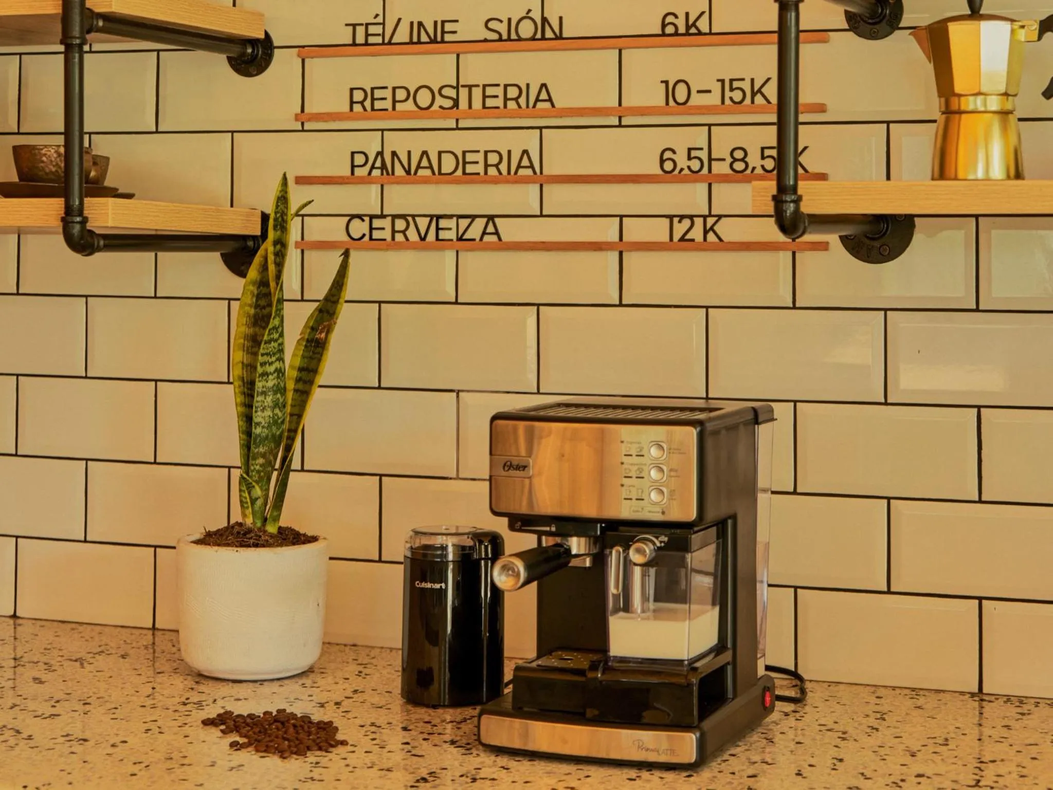 Coffee/tea facilities in La Pausa Hotelbistro