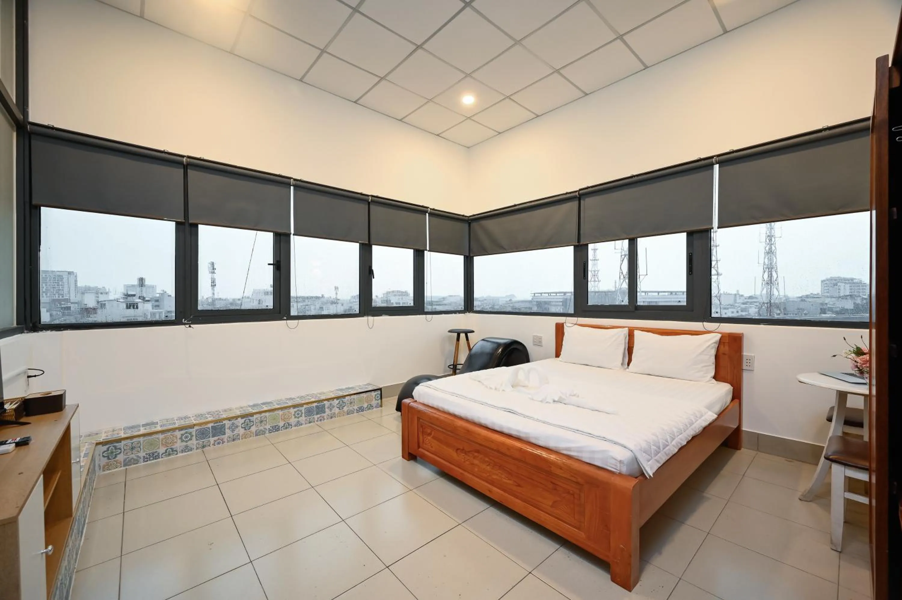 Bed in Yoyo Airport Saigon Hotel