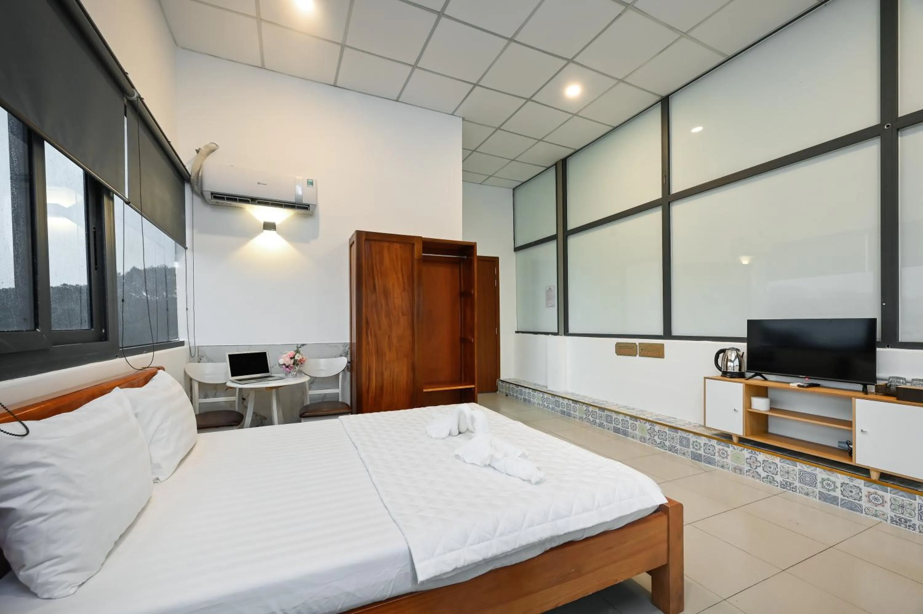 Bed in Yoyo Airport Saigon Hotel