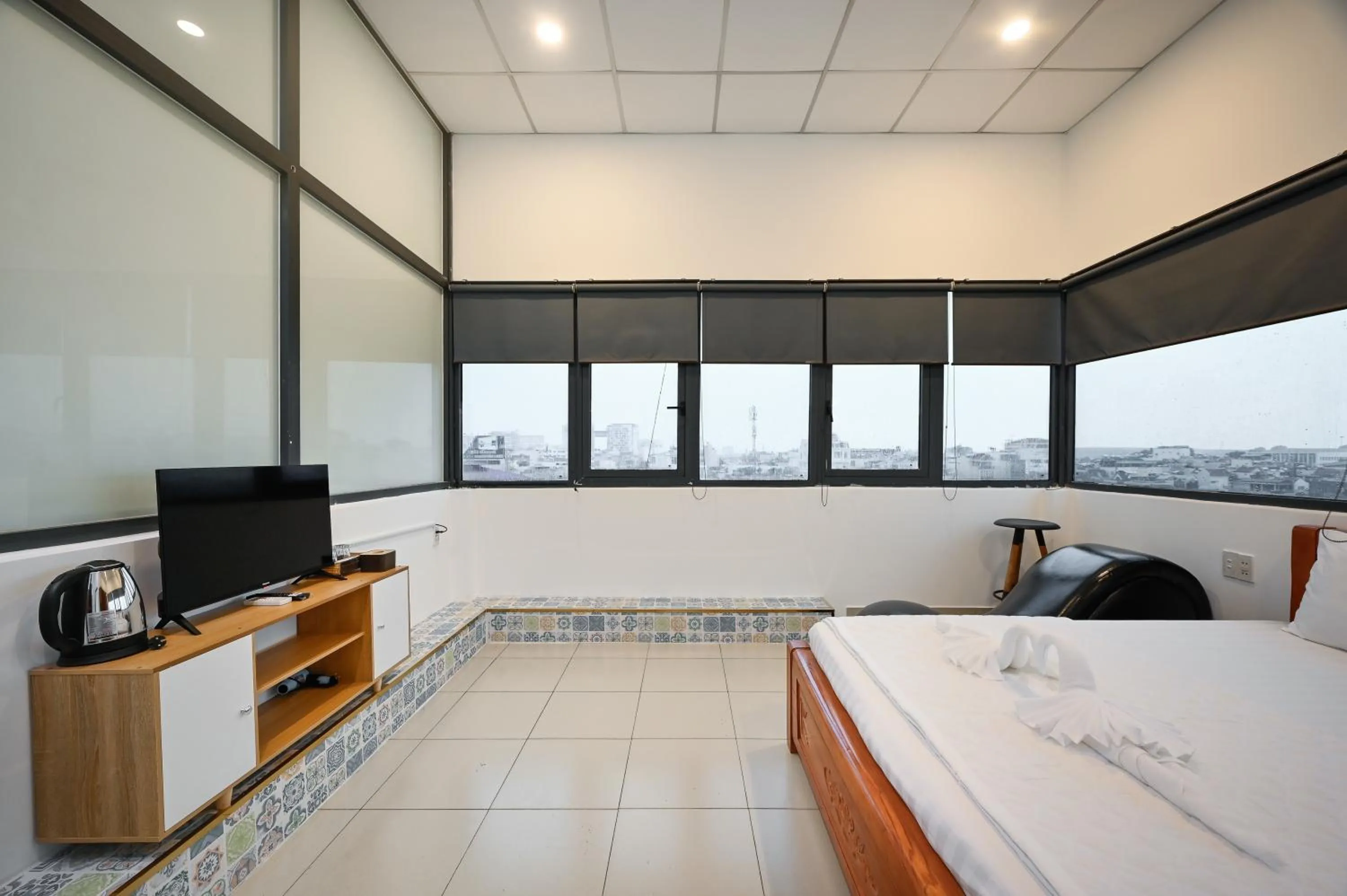 Bed in Yoyo Airport Saigon Hotel