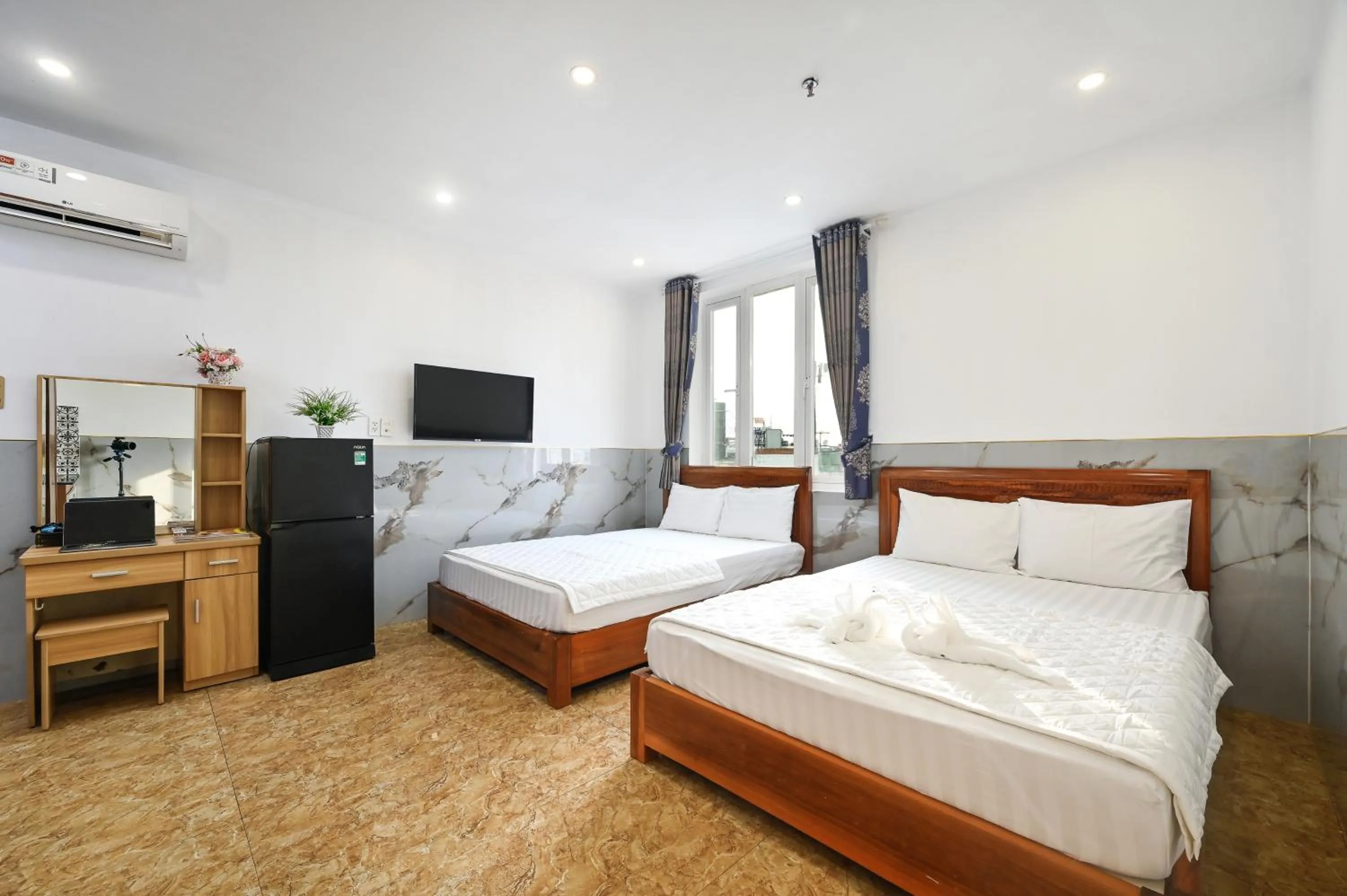 Bed in Yoyo Airport Saigon Hotel