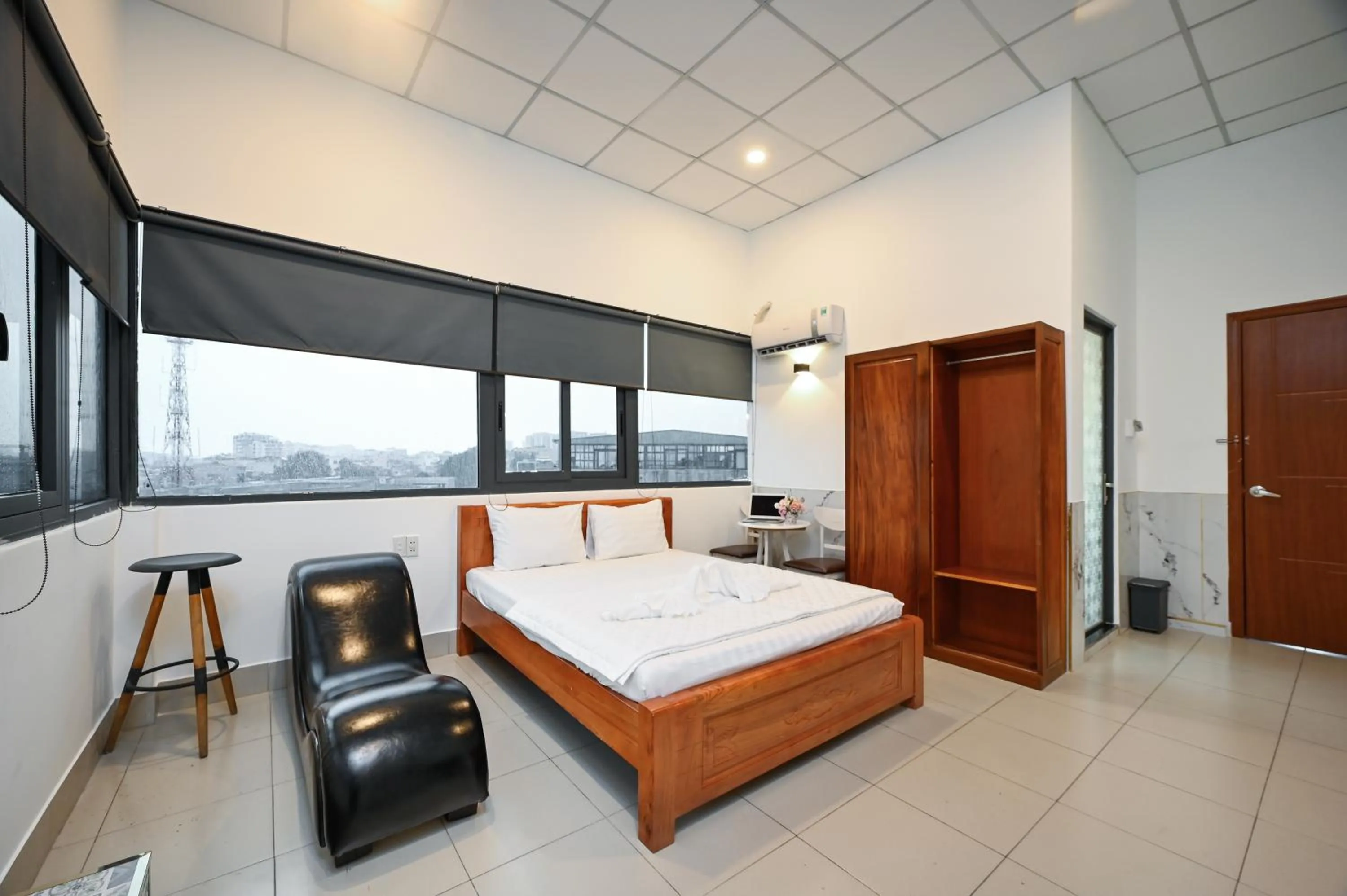 wardrobe, Bed in Yoyo Airport Saigon Hotel