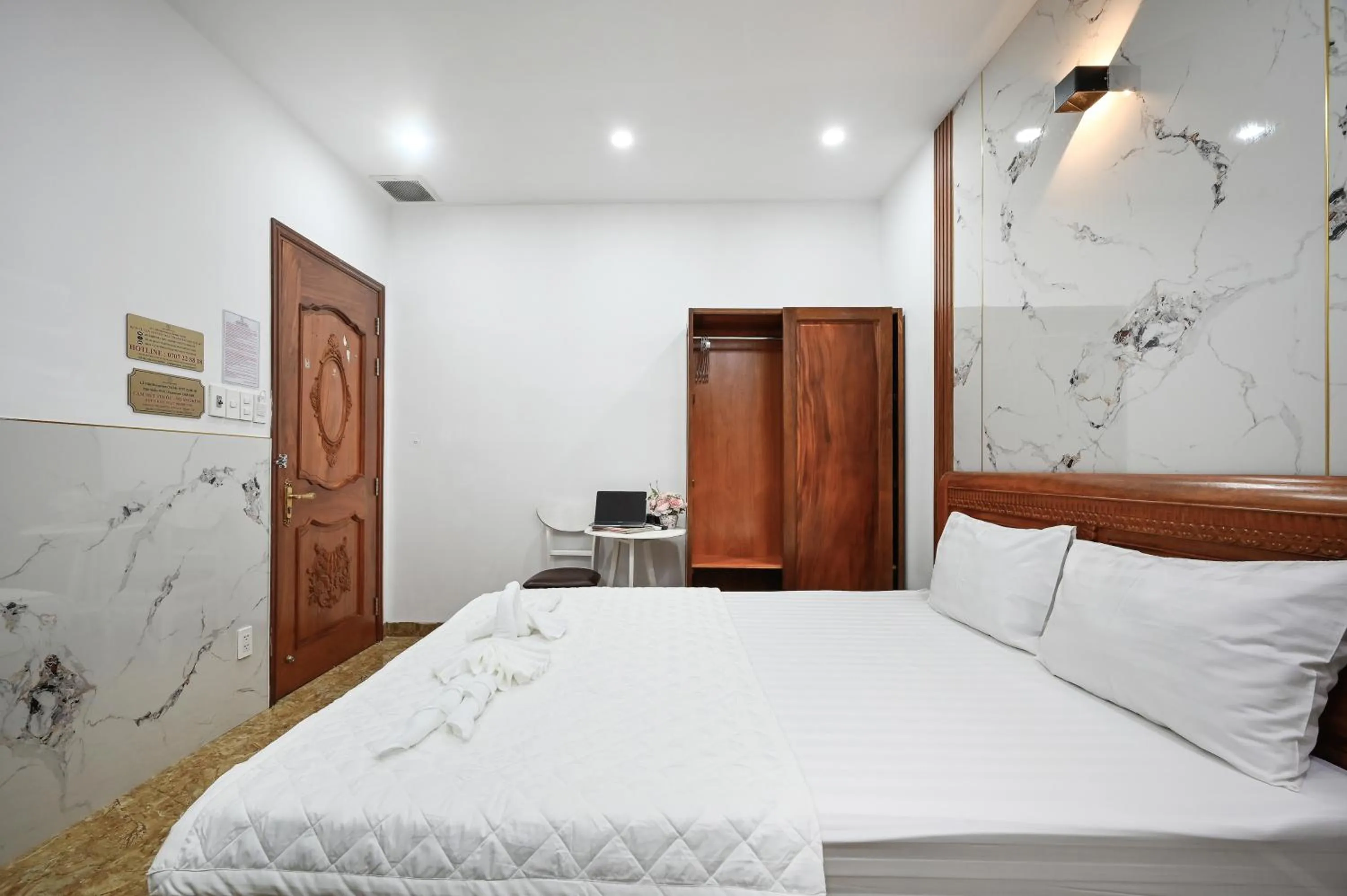 Bed in Yoyo Airport Saigon Hotel