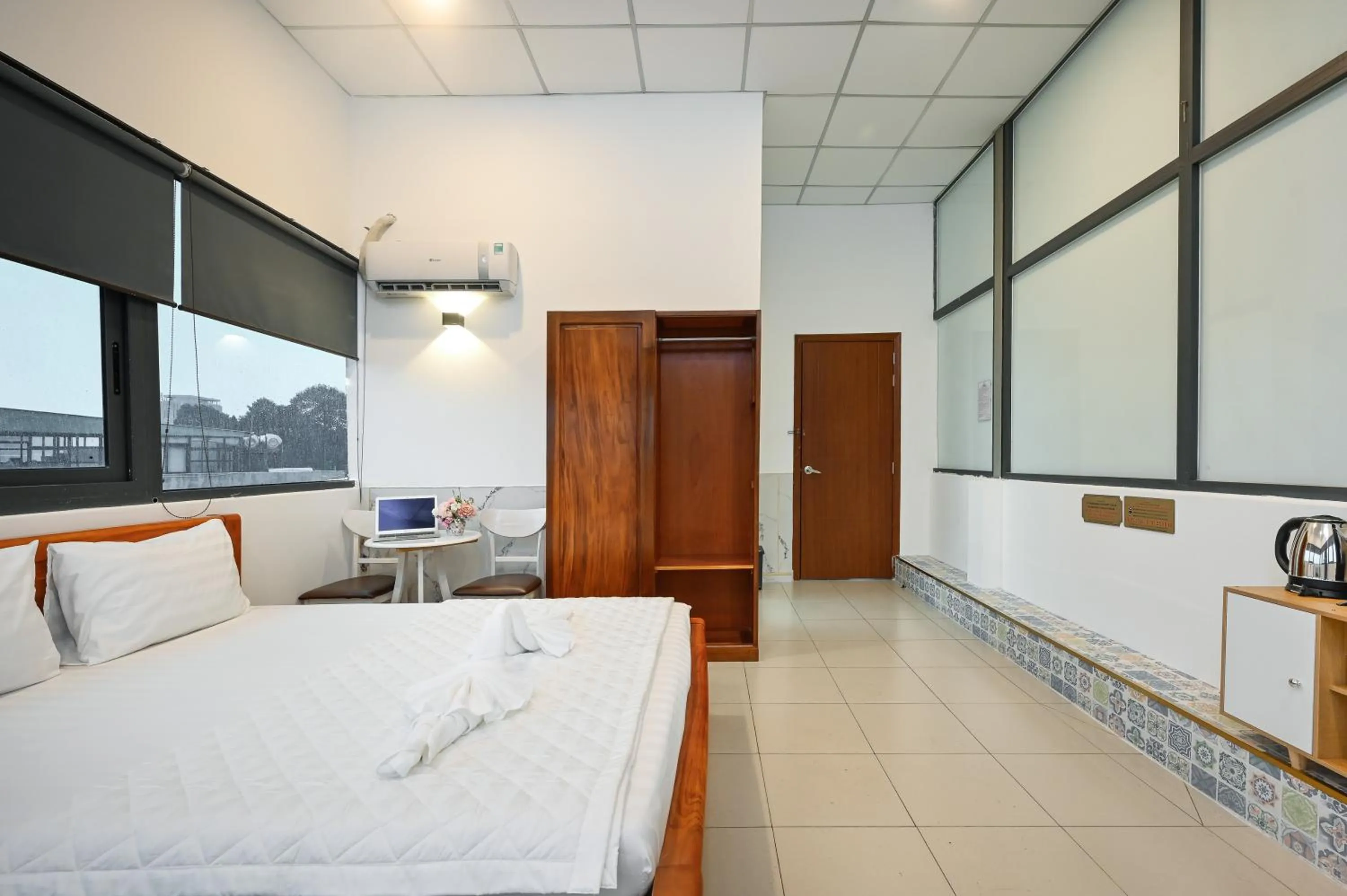 Photo of the whole room, Bed in Yoyo Airport Saigon Hotel