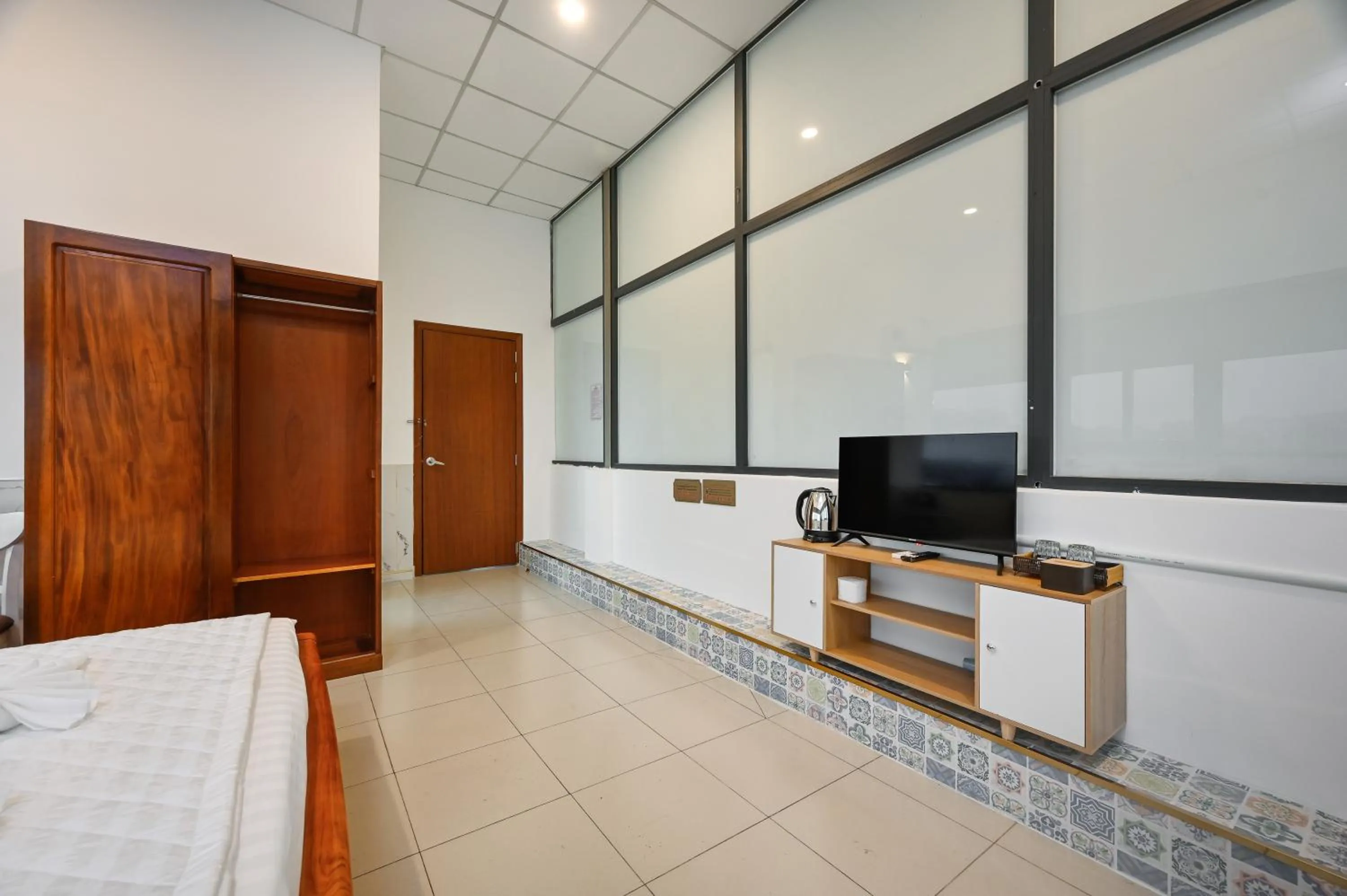 TV and multimedia, Bed in Yoyo Airport Saigon Hotel