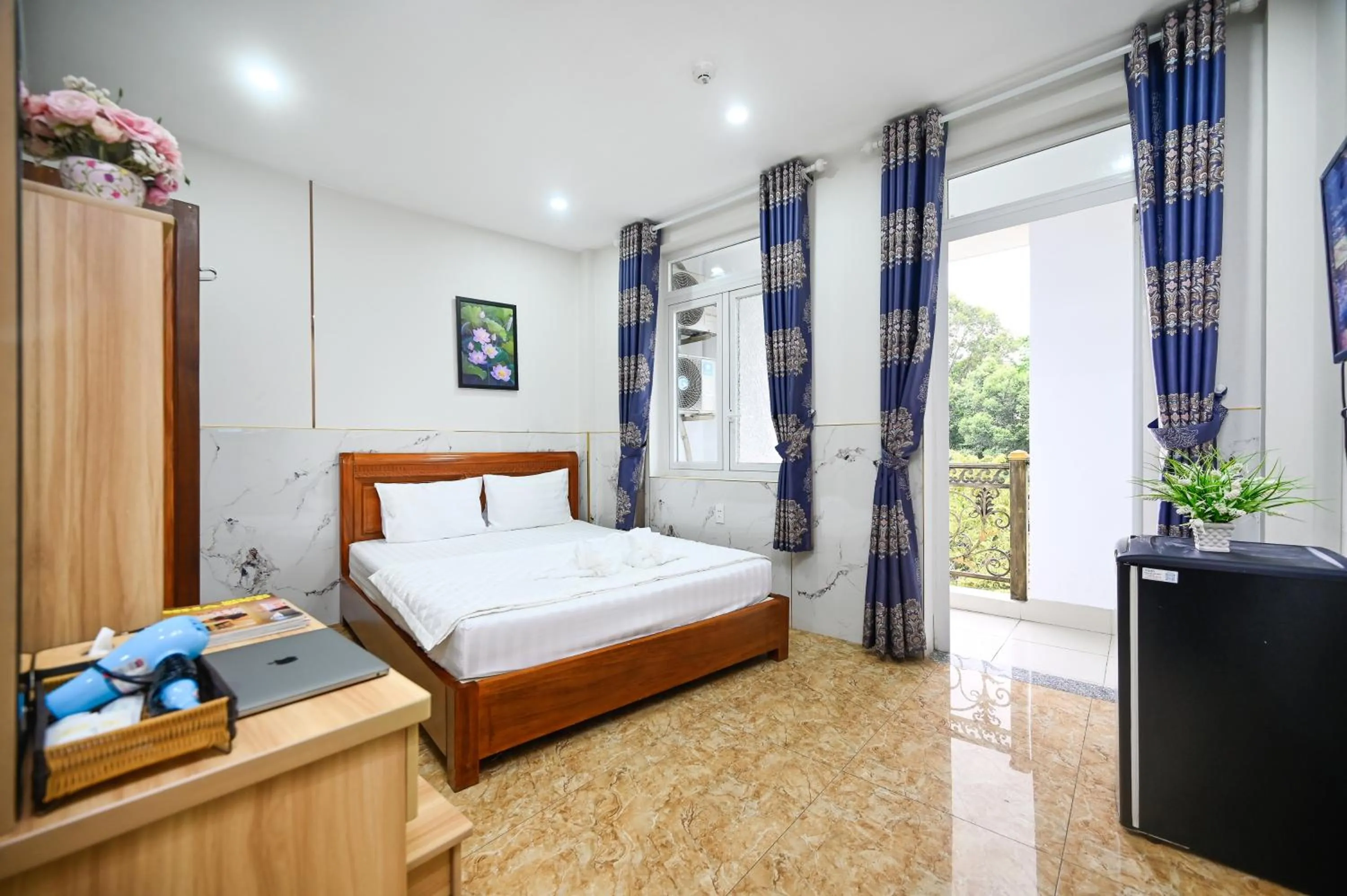 Bed in Yoyo Airport Saigon Hotel