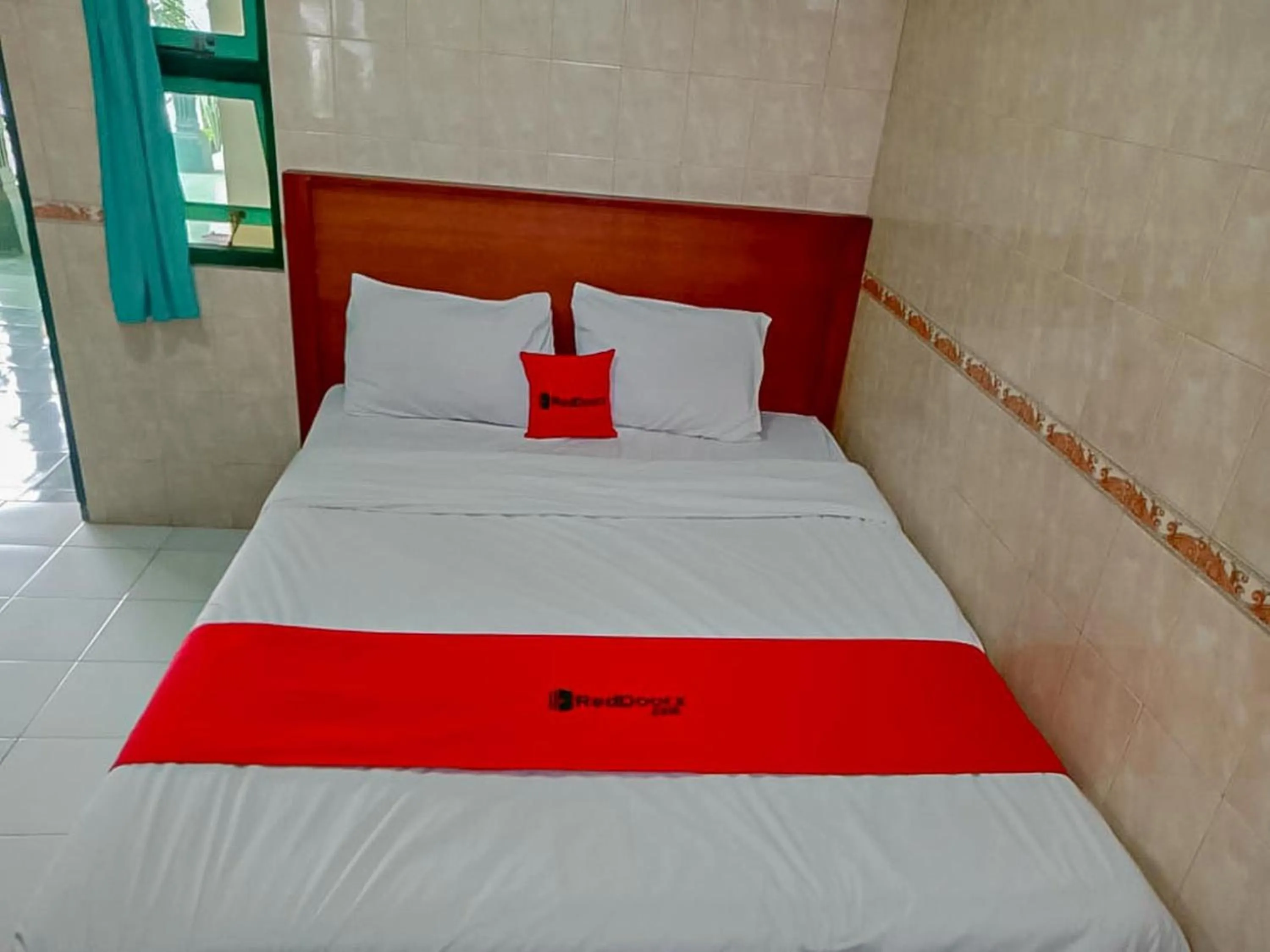 Bathroom, Bed in RedDoorz Syariah @ Hotel Sidomulyo Pacitan