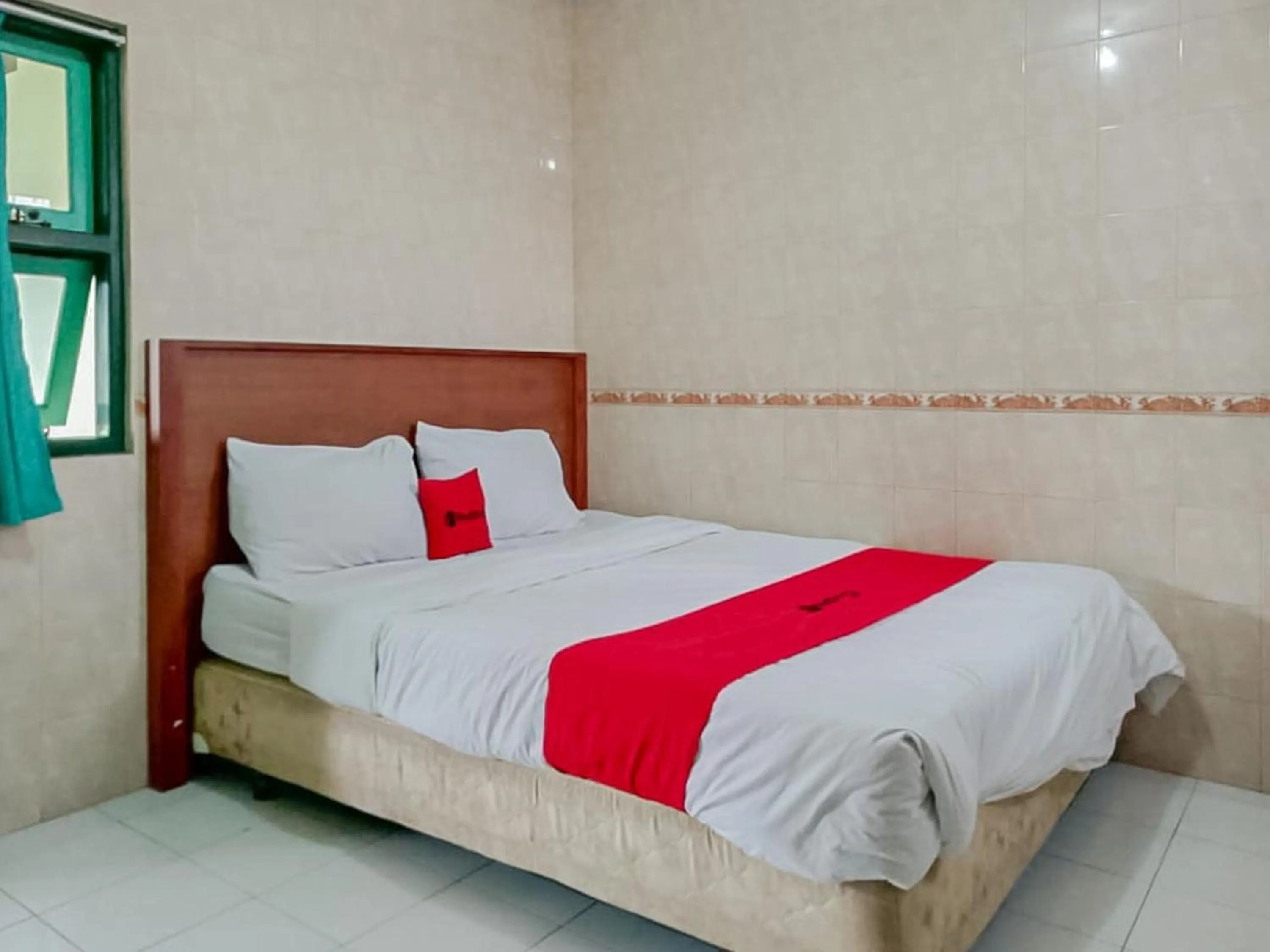 Bedroom, Bed in RedDoorz Syariah @ Hotel Sidomulyo Pacitan