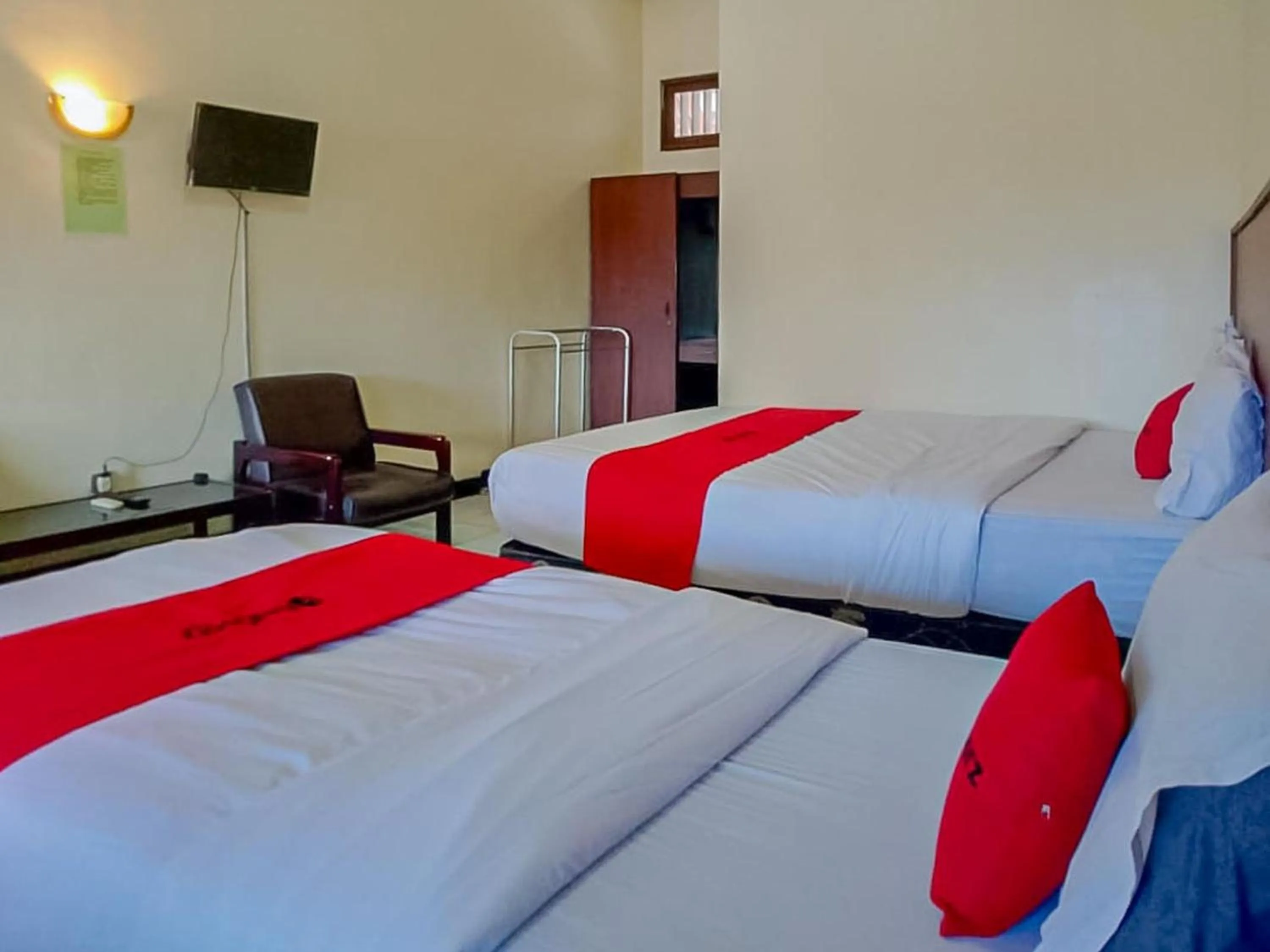 Bedroom, Bed in RedDoorz Syariah @ Hotel Sidomulyo Pacitan