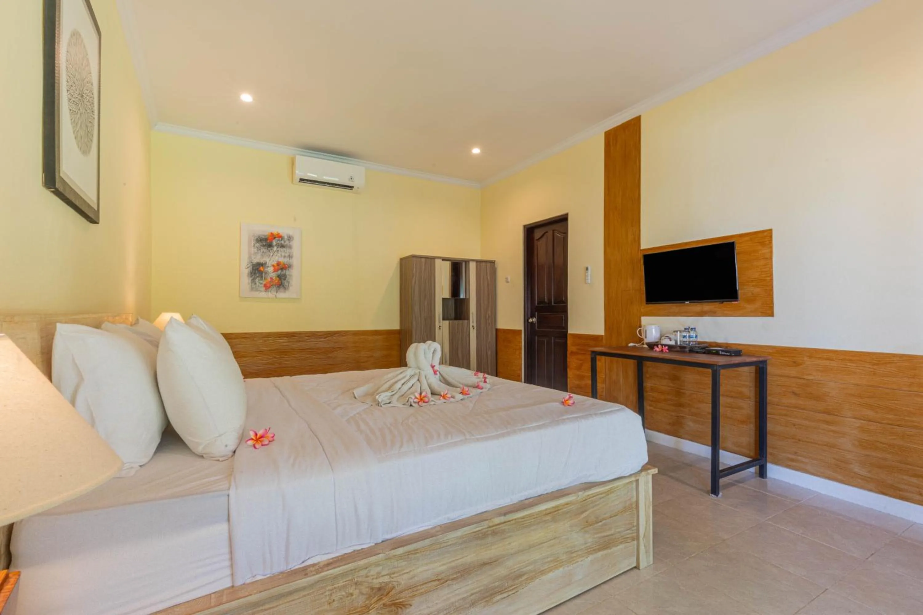 Photo of the whole room, Bed in Grand Ball Beach Garden