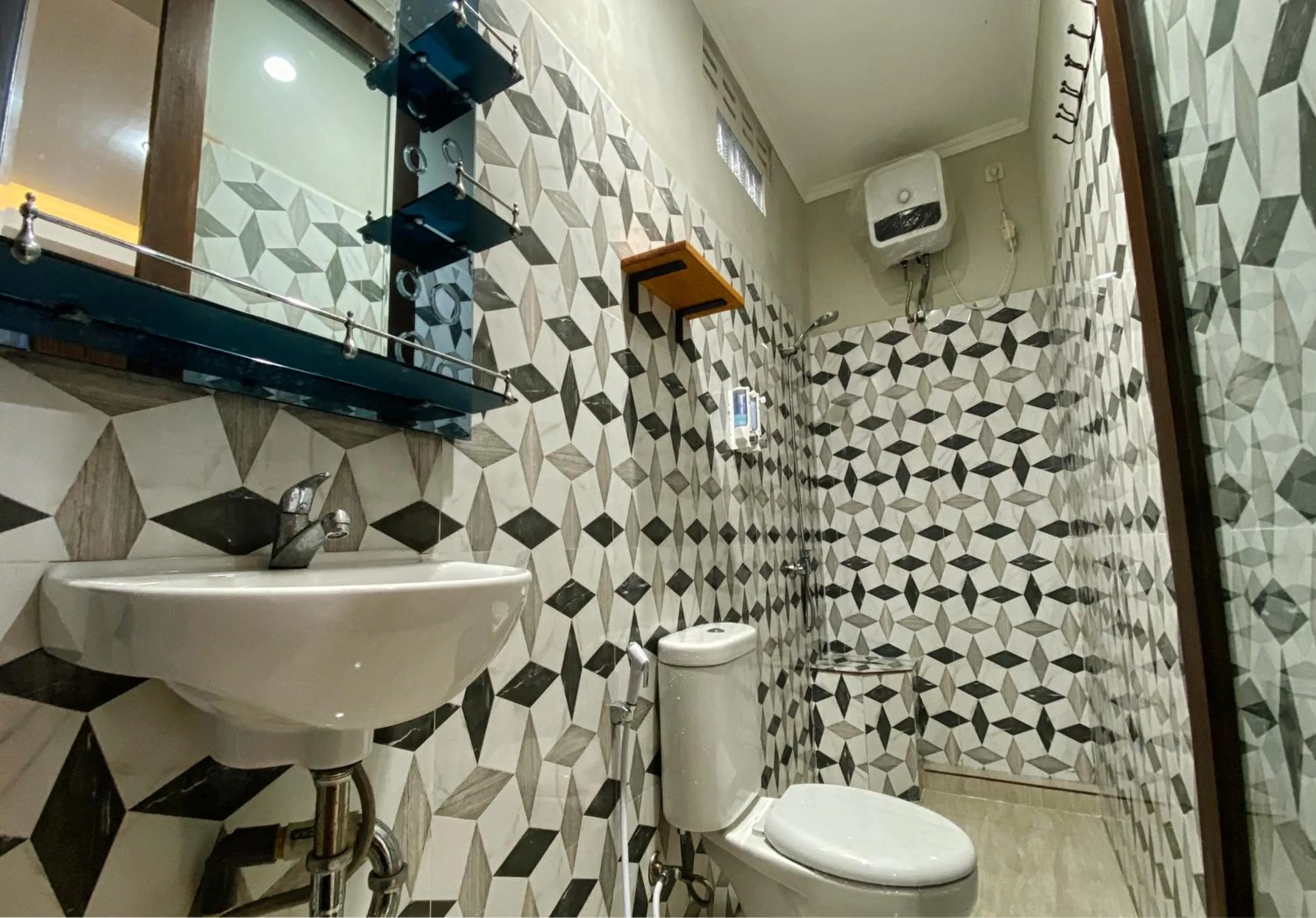 Bathroom in Anny Guesthouse by ecommerceloka