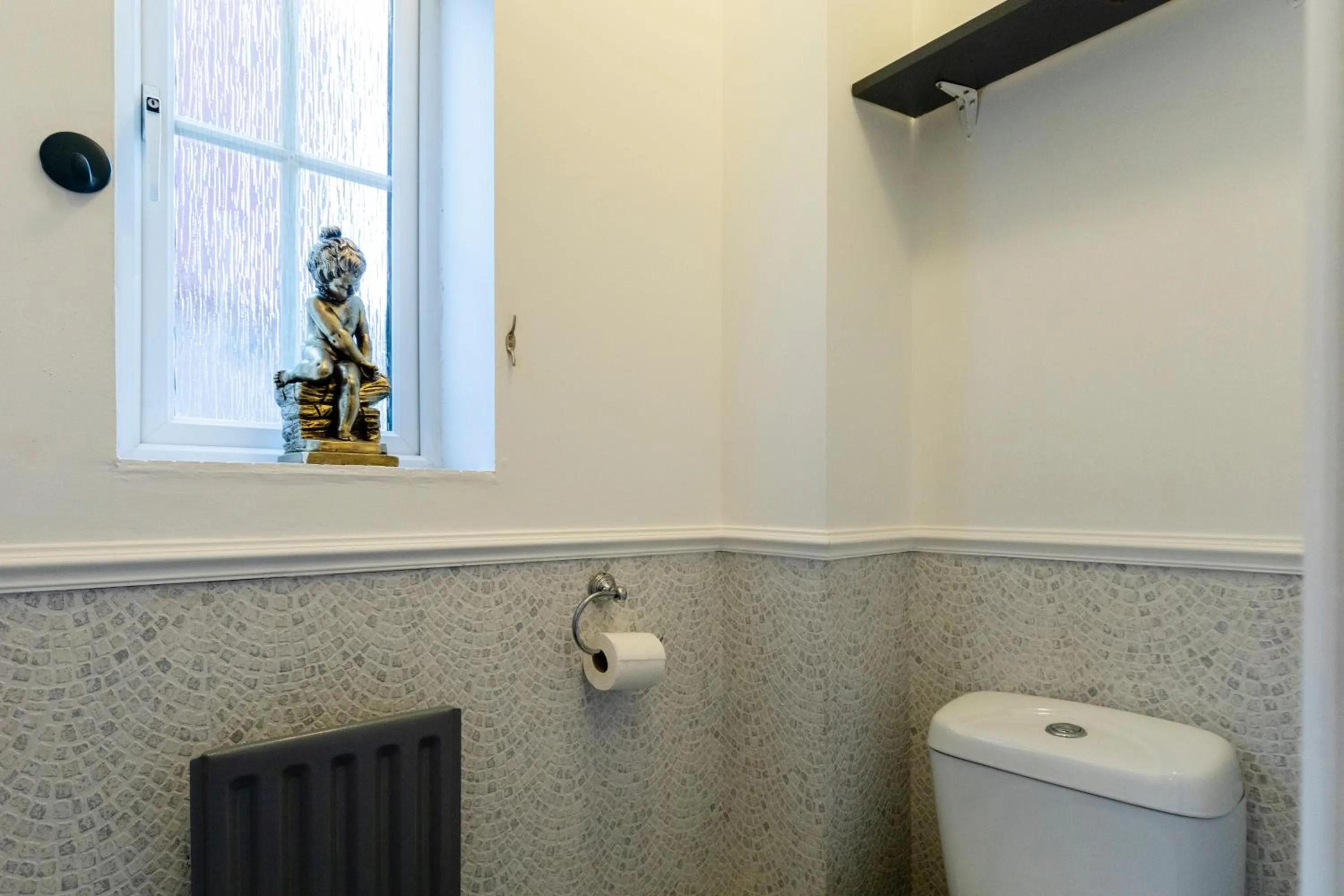 Chichester retreat house with free parking