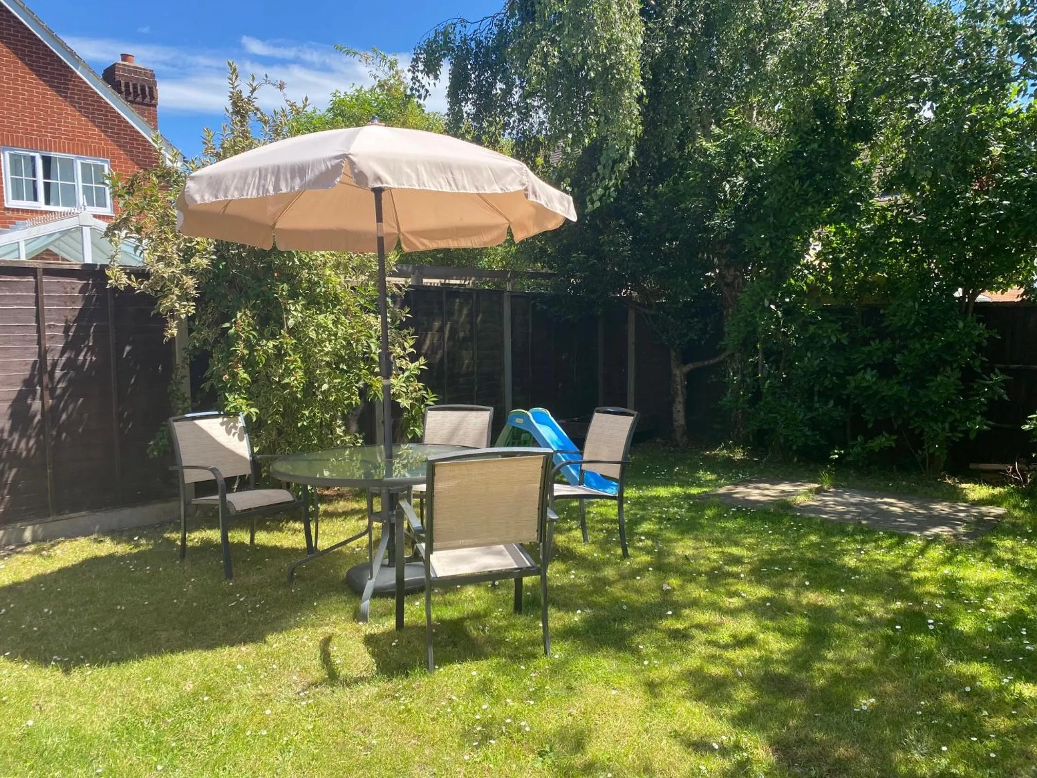 Chichester retreat house with free parking