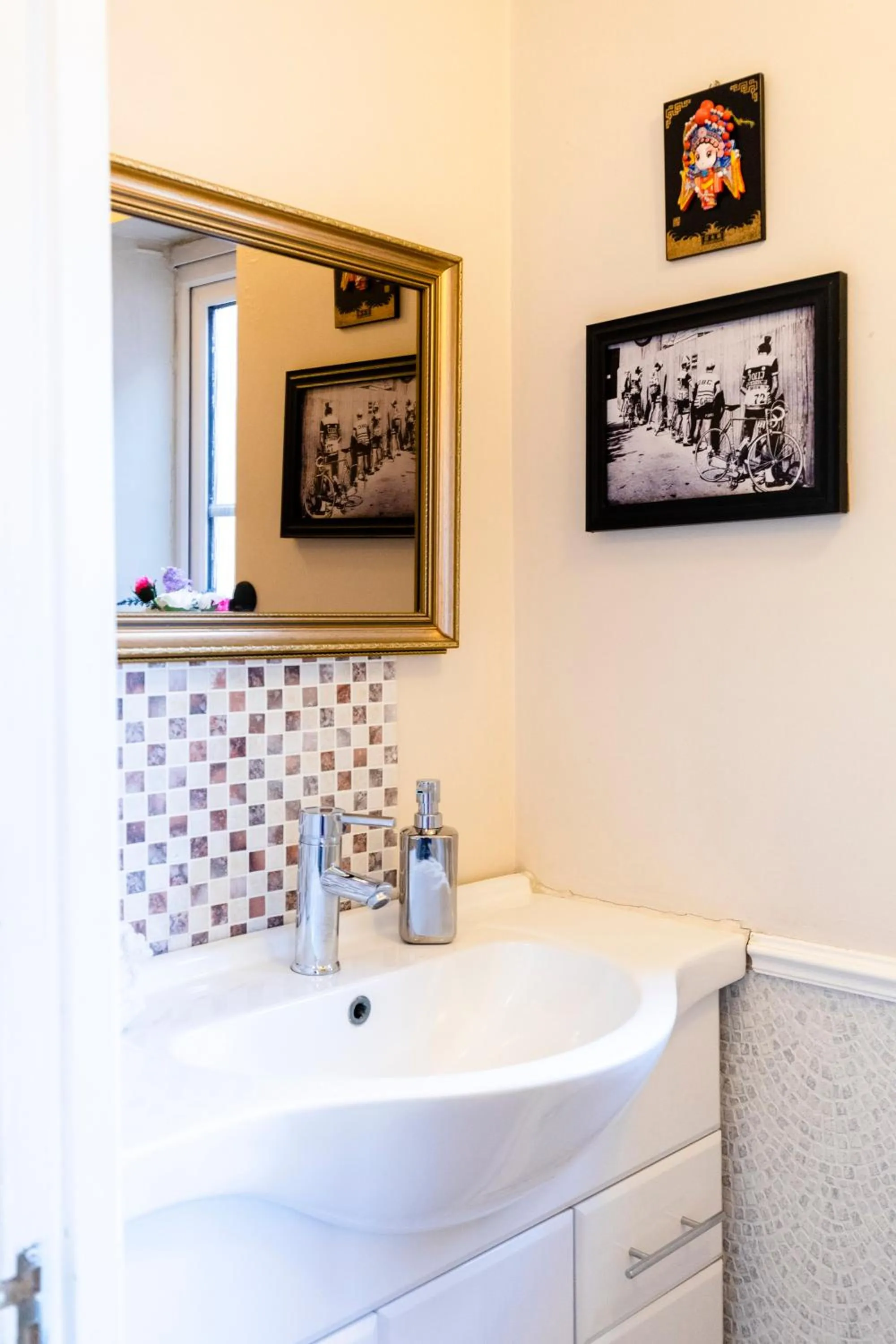 Chichester retreat house with free parking