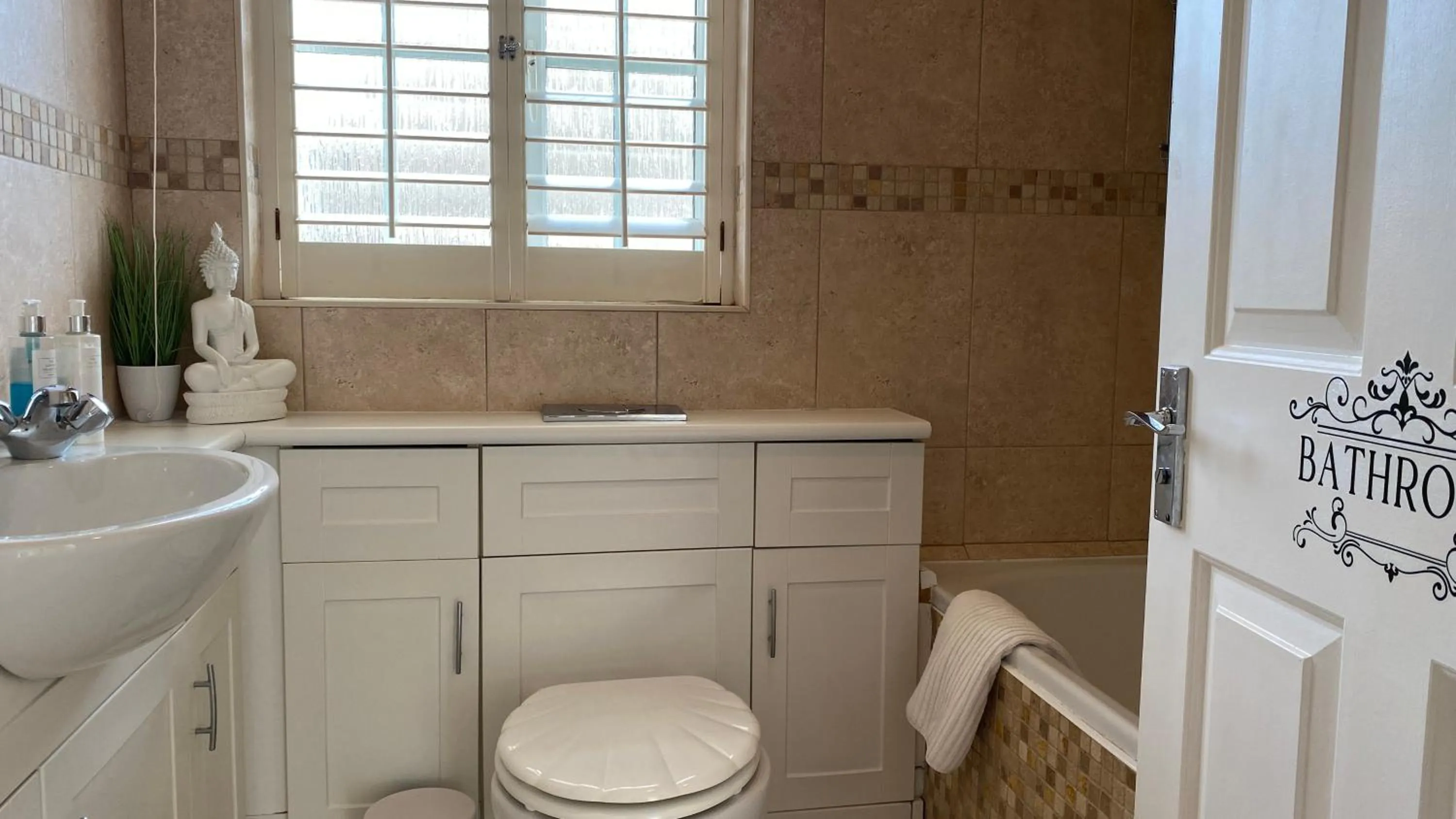 Chichester retreat house with free parking