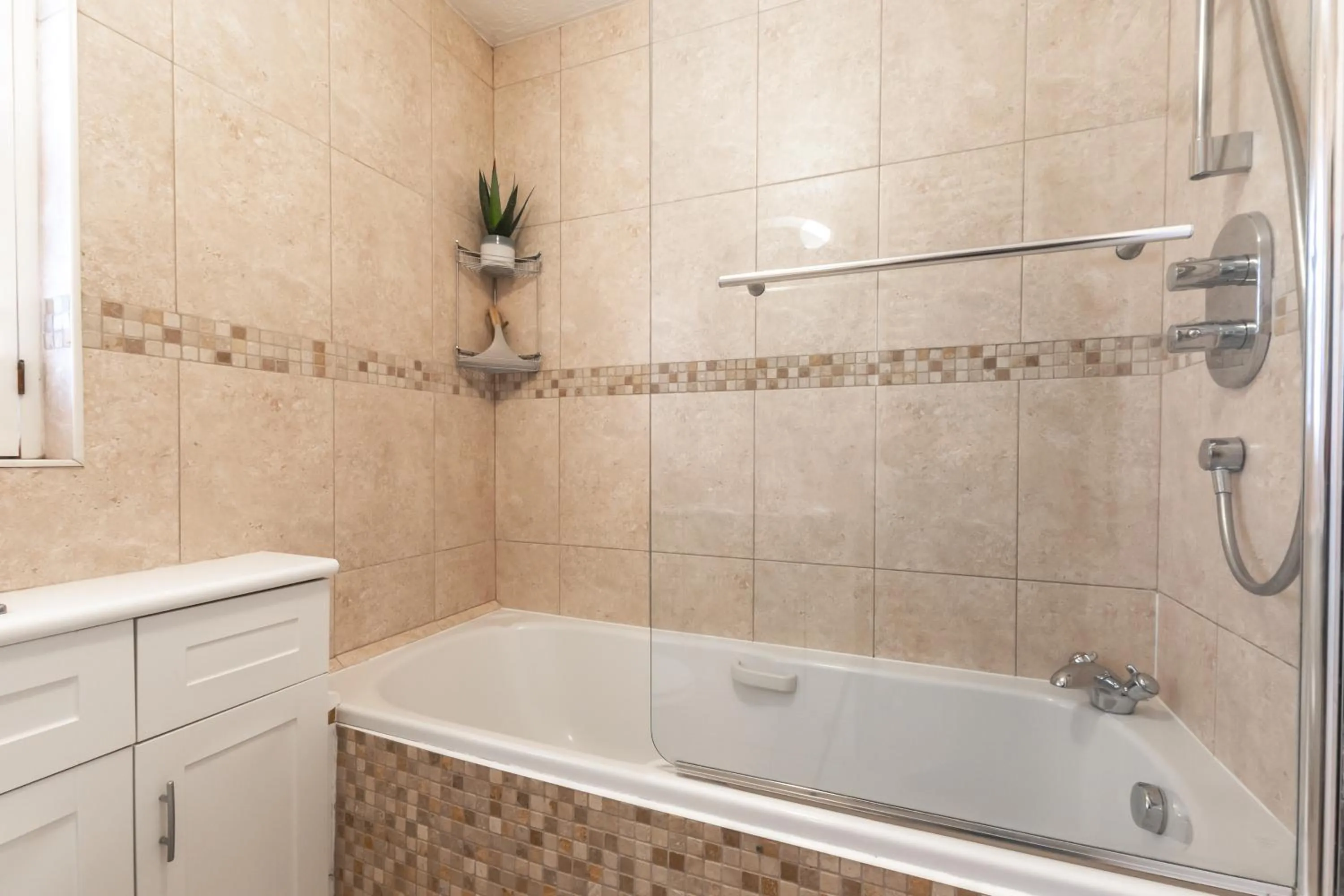 Shower in Chichester retreat house with free parking