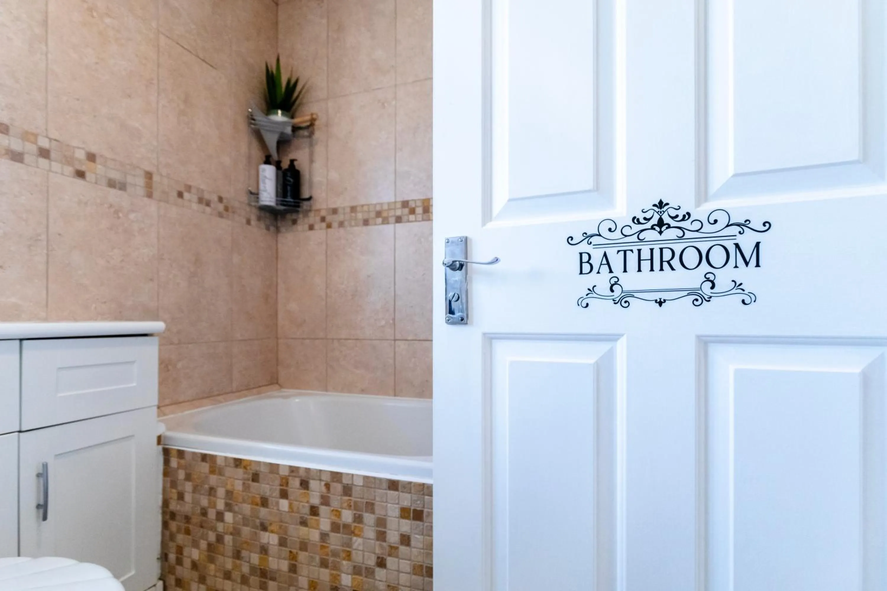 Chichester retreat house with free parking