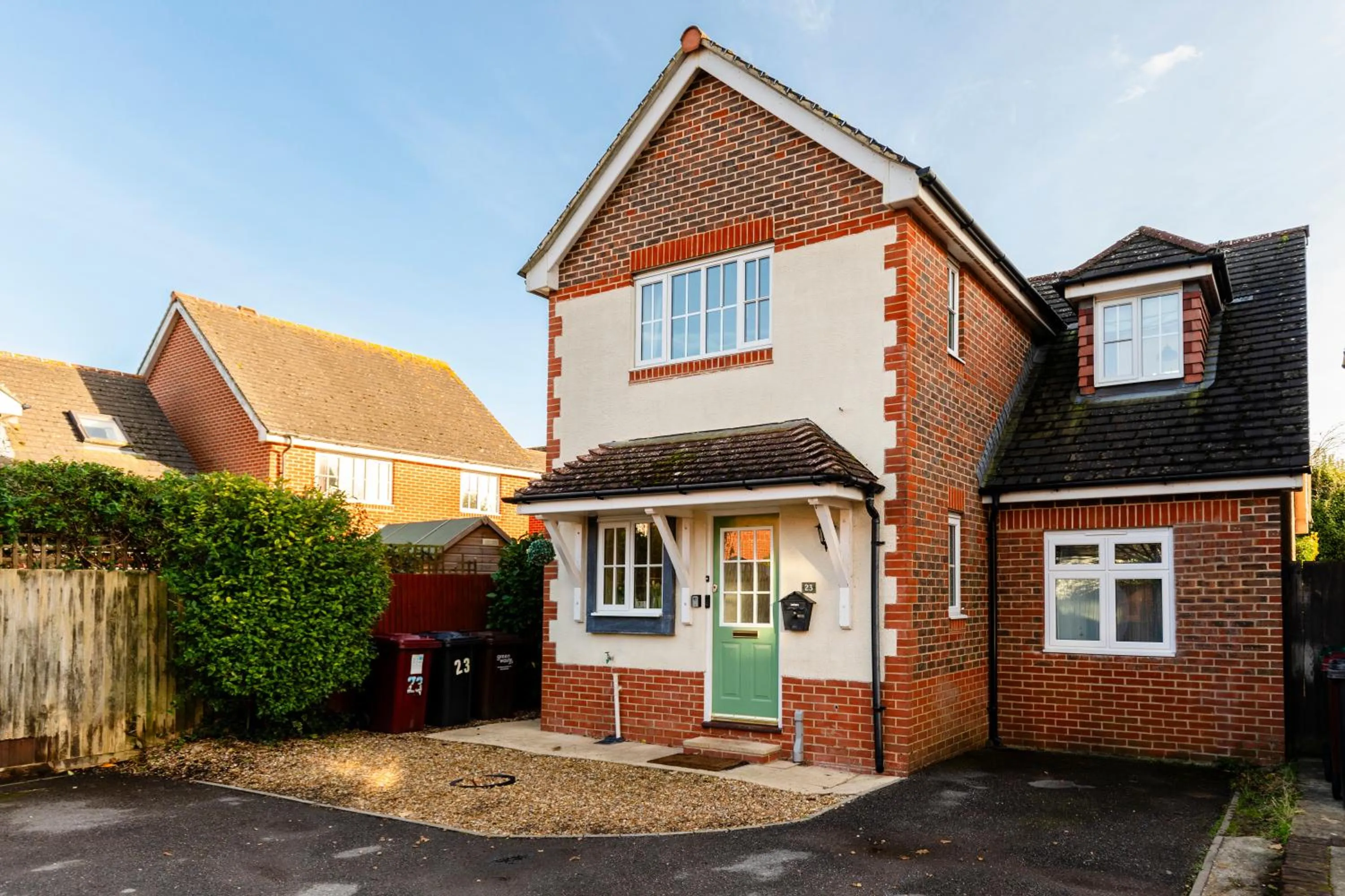 Chichester retreat house with free parking