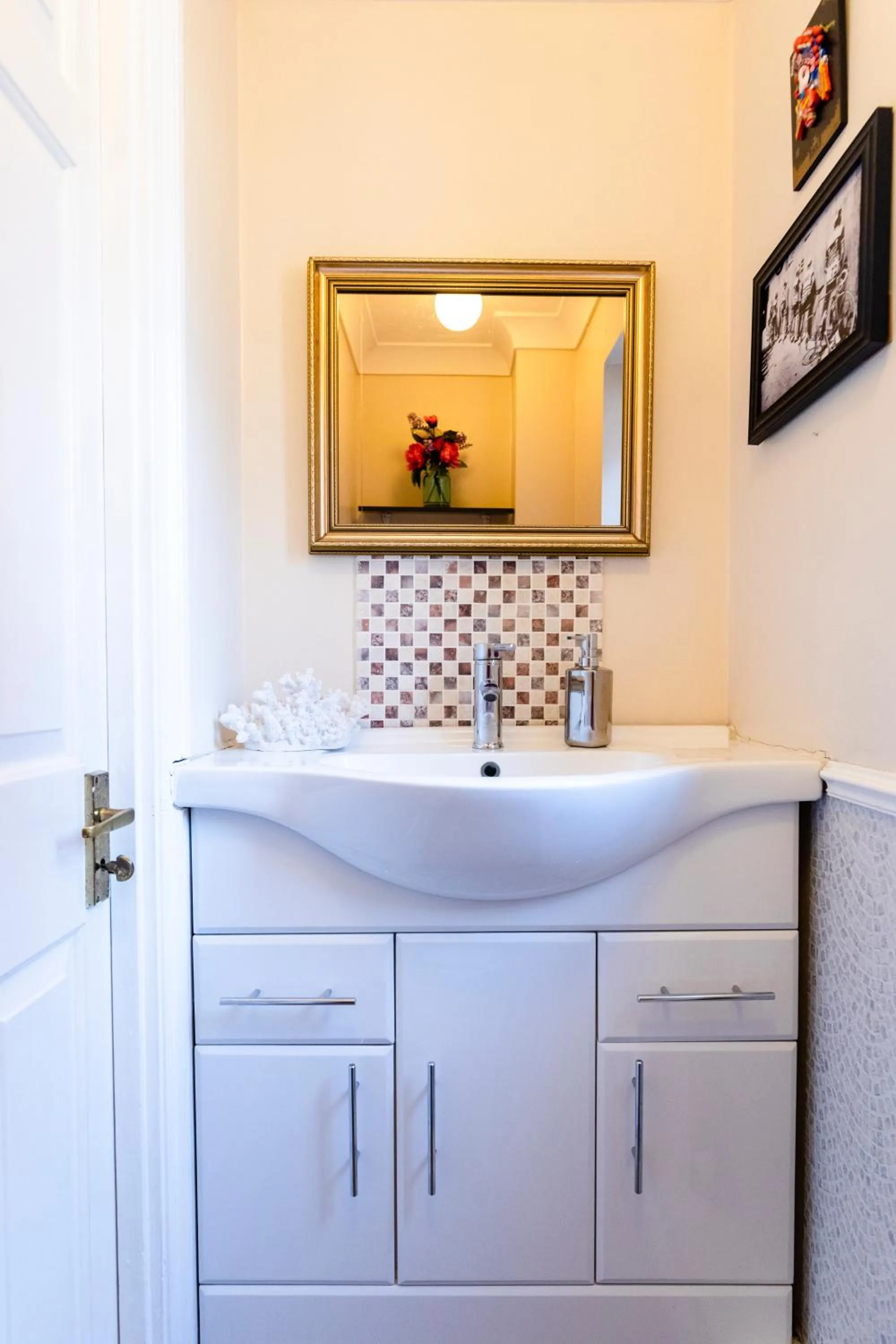 Chichester retreat house with free parking