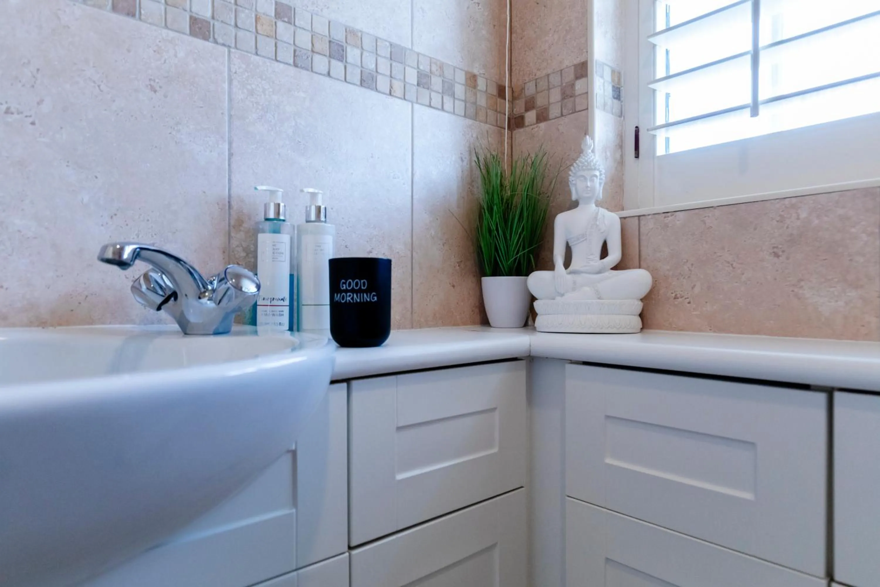 Chichester retreat house with free parking