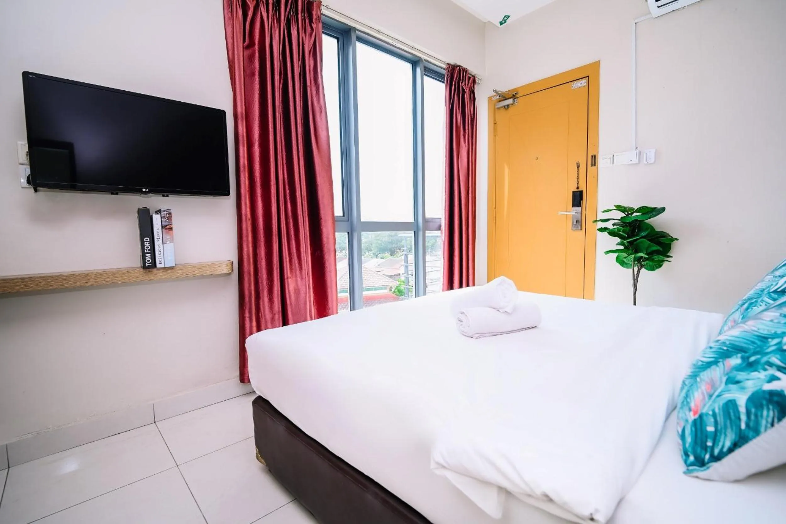 Bed in Swing & Pillows - PJ21 Petaling Jaya